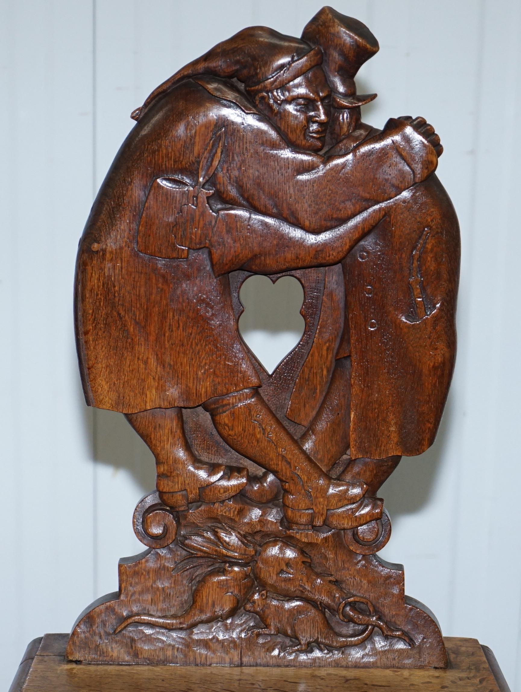 Anglais Chaise de salon Bobbin en chêne sculpté de la Forêt-Noire représentant deux amis s'embrassant et s'embrassant en vente