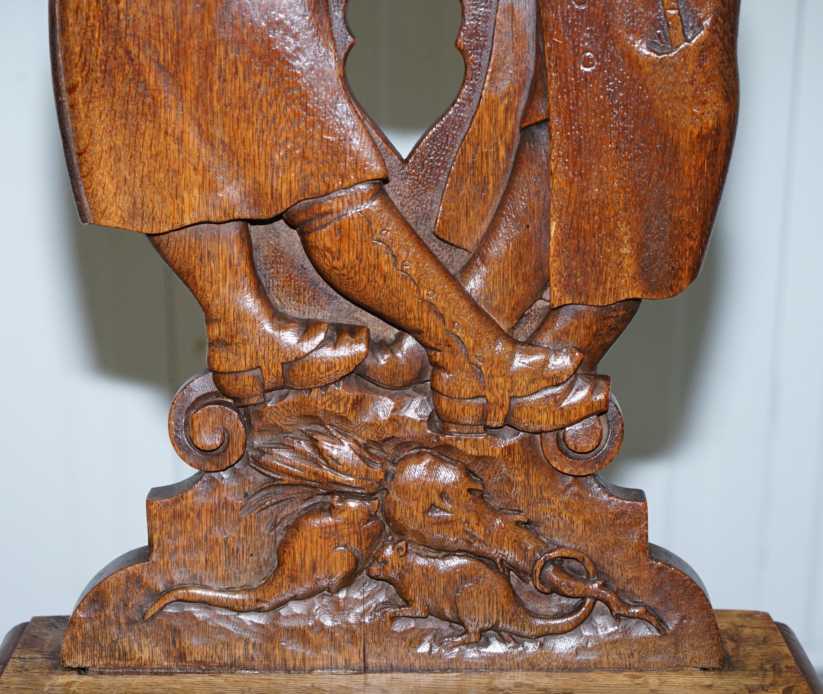 Schwarzwälder Bobbin Hall Chair aus geschnitztem Eichenholz mit der Darstellung zweier Freunde, die Scrooge spielen (Spätes 19. Jahrhundert) im Angebot