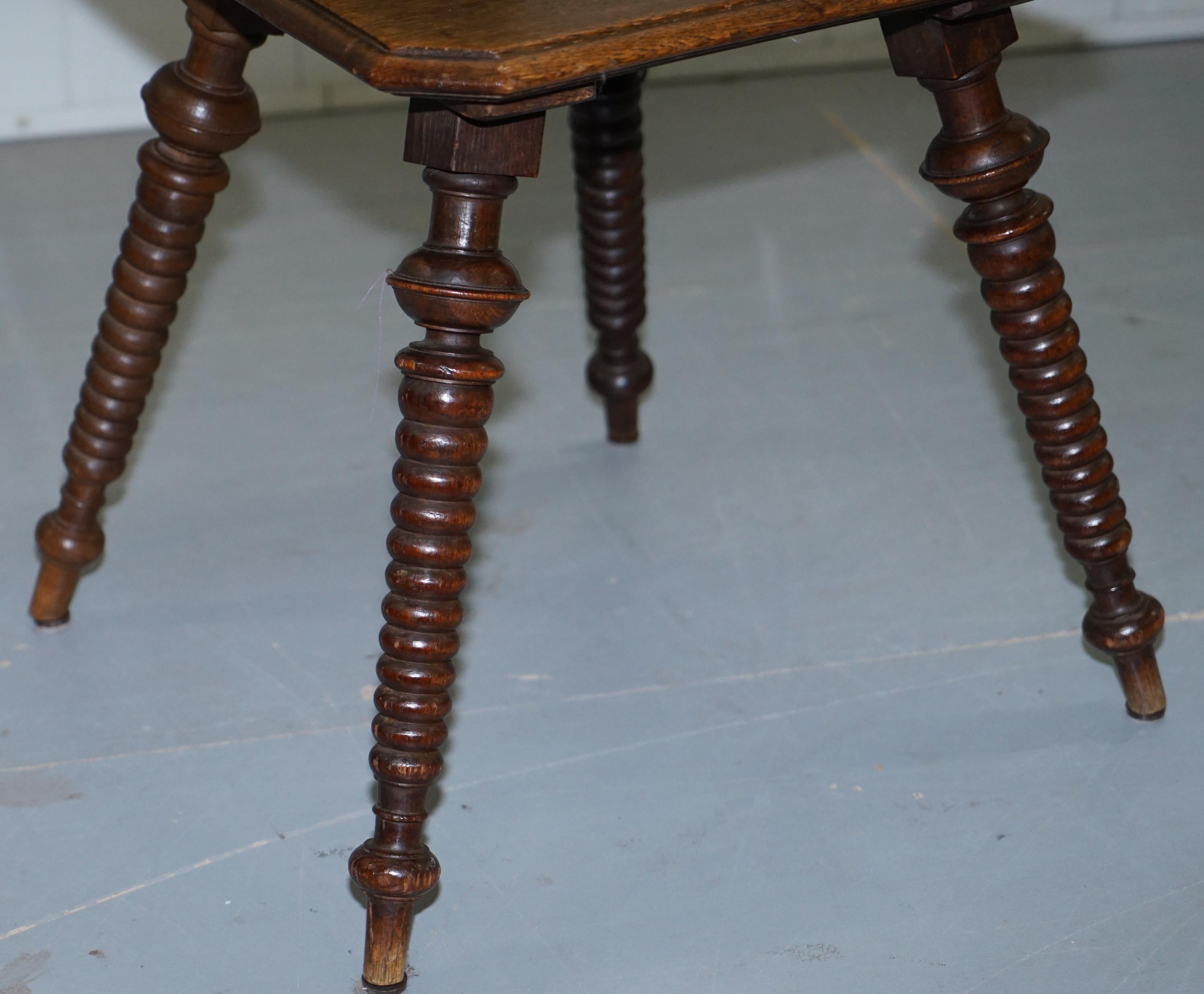 Schwarzwälder Bobbin Hall Chair aus geschnitztem Eichenholz mit der Darstellung zweier Freunde, die Scrooge spielen im Angebot 2