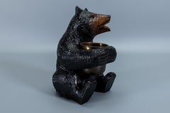 Sculpture d'ours sculptée Black Forest avec bol en laiton, bois de tilleul, Allemagne, 1920