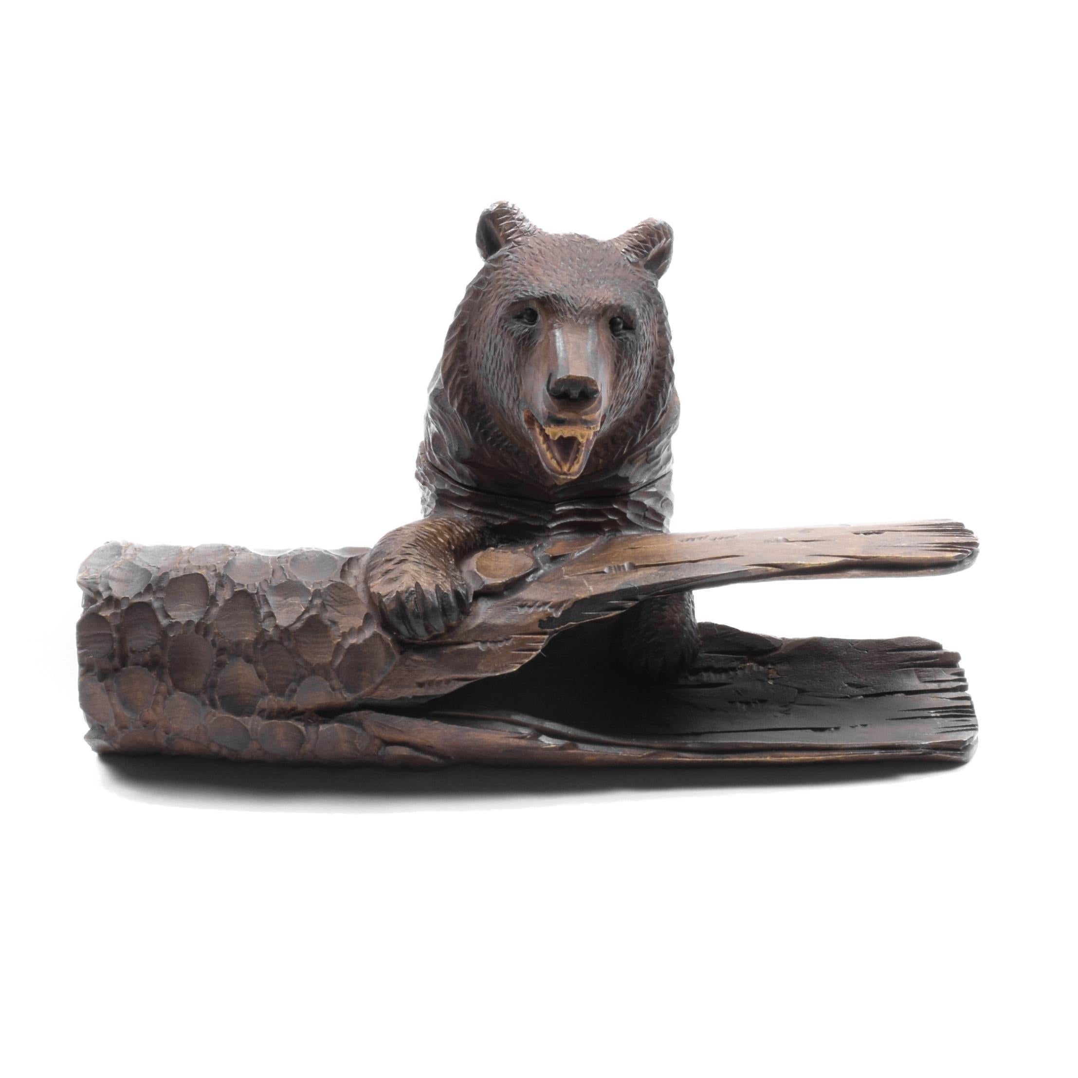 Ours suisse avec porte-plume et encrier en bois. Publié dans 