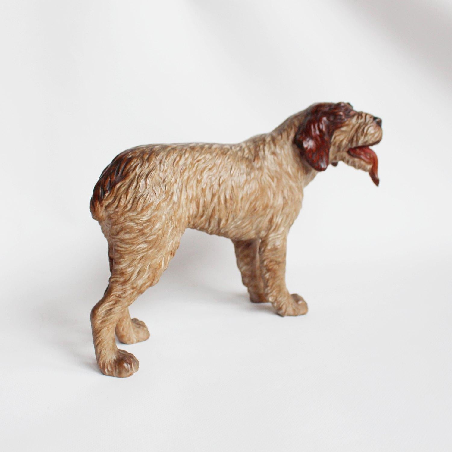 Ein geschnitzter Schwarzwaldhund in Form eines hechelnden Spinone Italiano. Fein geschnitzte Details und handbemalt 



 