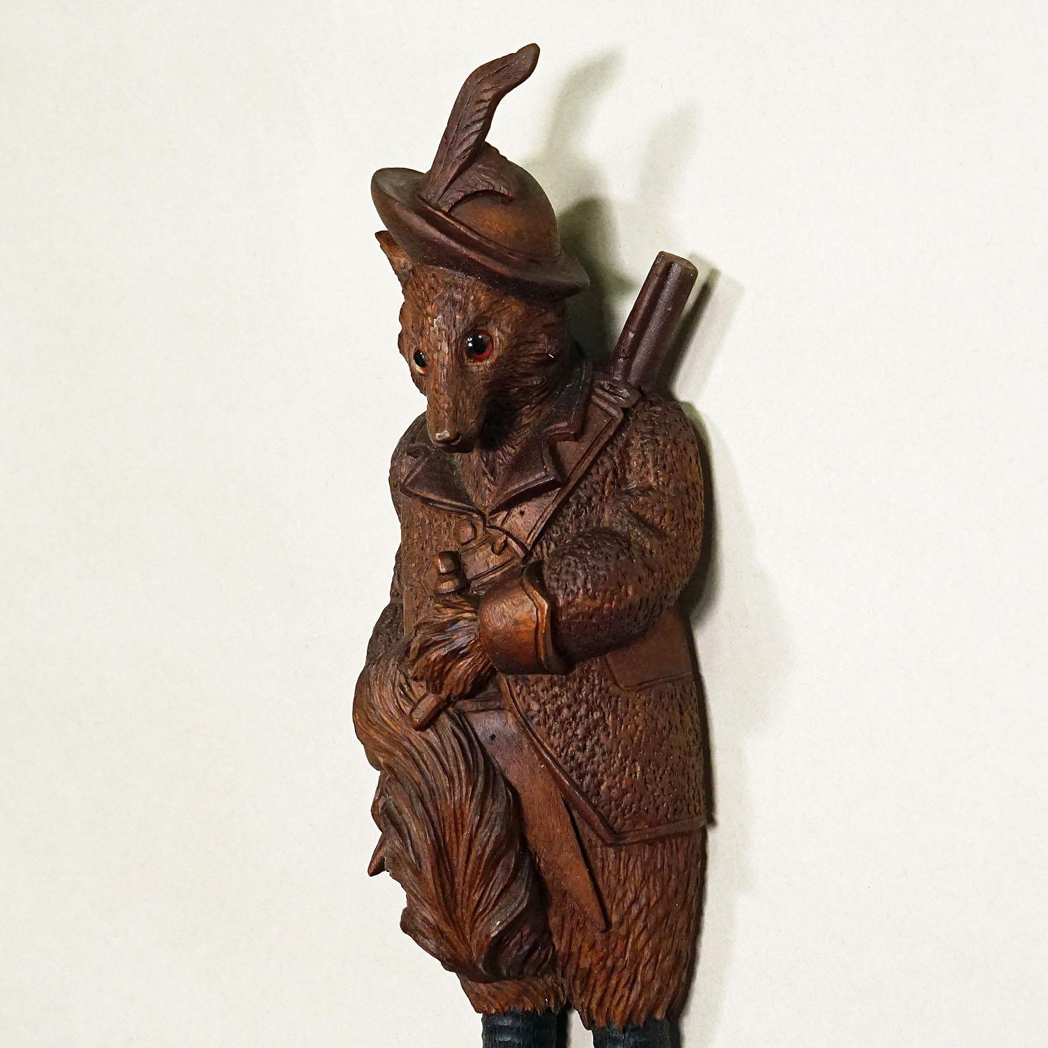 Black Forest Carved Fox Whip Holder or Wall Hook ca. 1900s In Good Condition For Sale In Berghuelen, DE