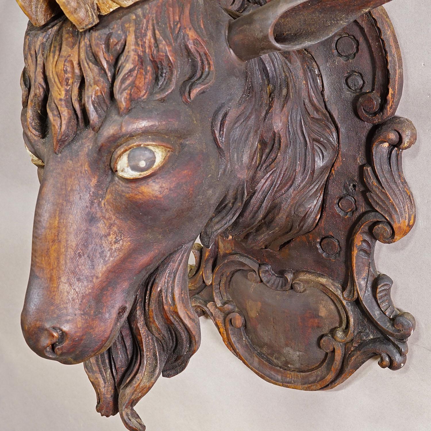 Cabeza de cabra tallada en Black Forest con grandes astas ca. 1900 Asta en venta