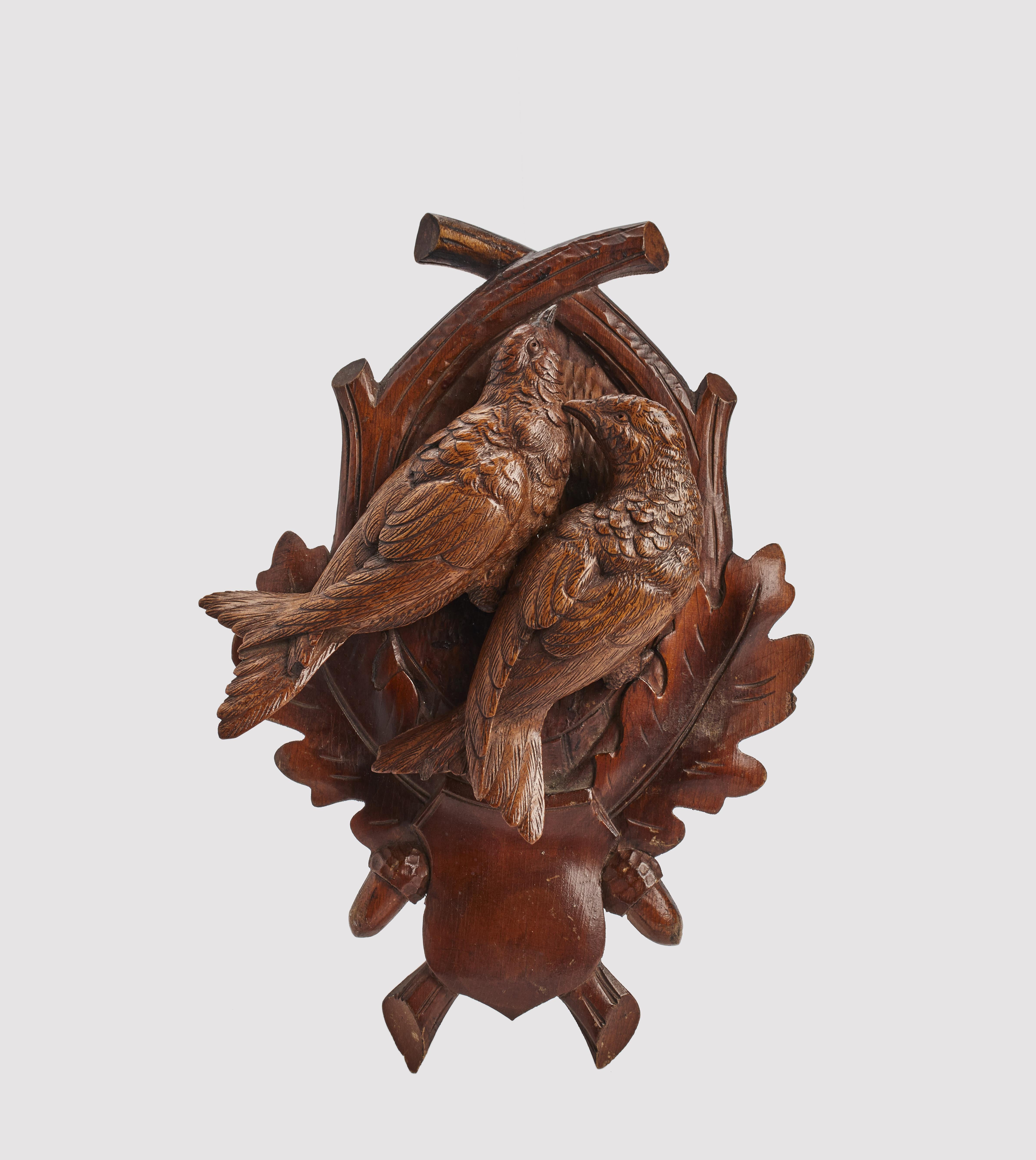 Escultura de madera de avellano tallada en la Selva Negra que representa a dos pájaros enmarcados por ramas de roble, hojas y bellotas con un escudo terminal. Alemania, finales del siglo XIX.