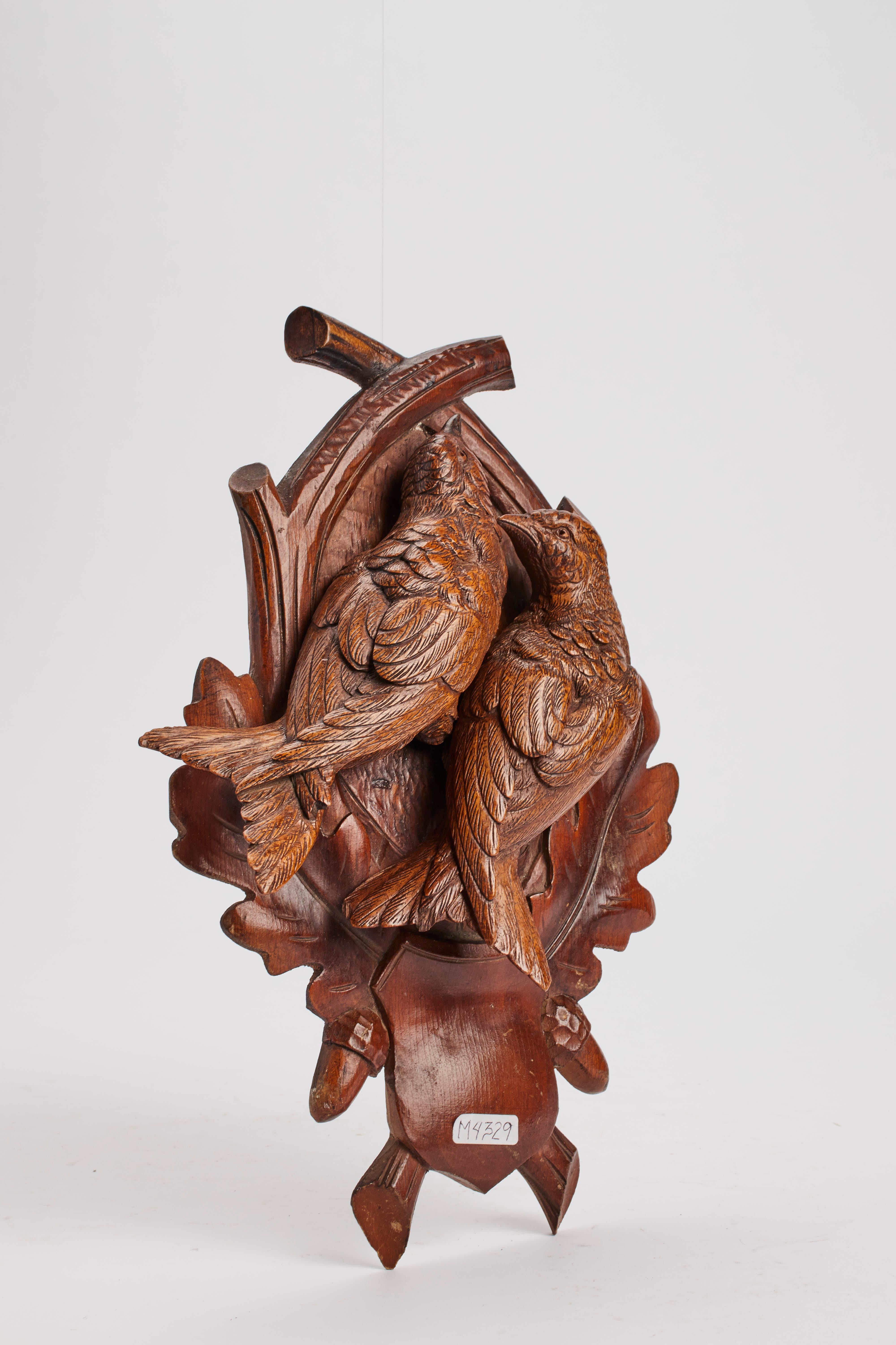 Escultura de madera de avellano tallada de la Selva Negra que representa a dos pájaros, Alemania 1890. en Bueno estado para la venta en Milan, IT