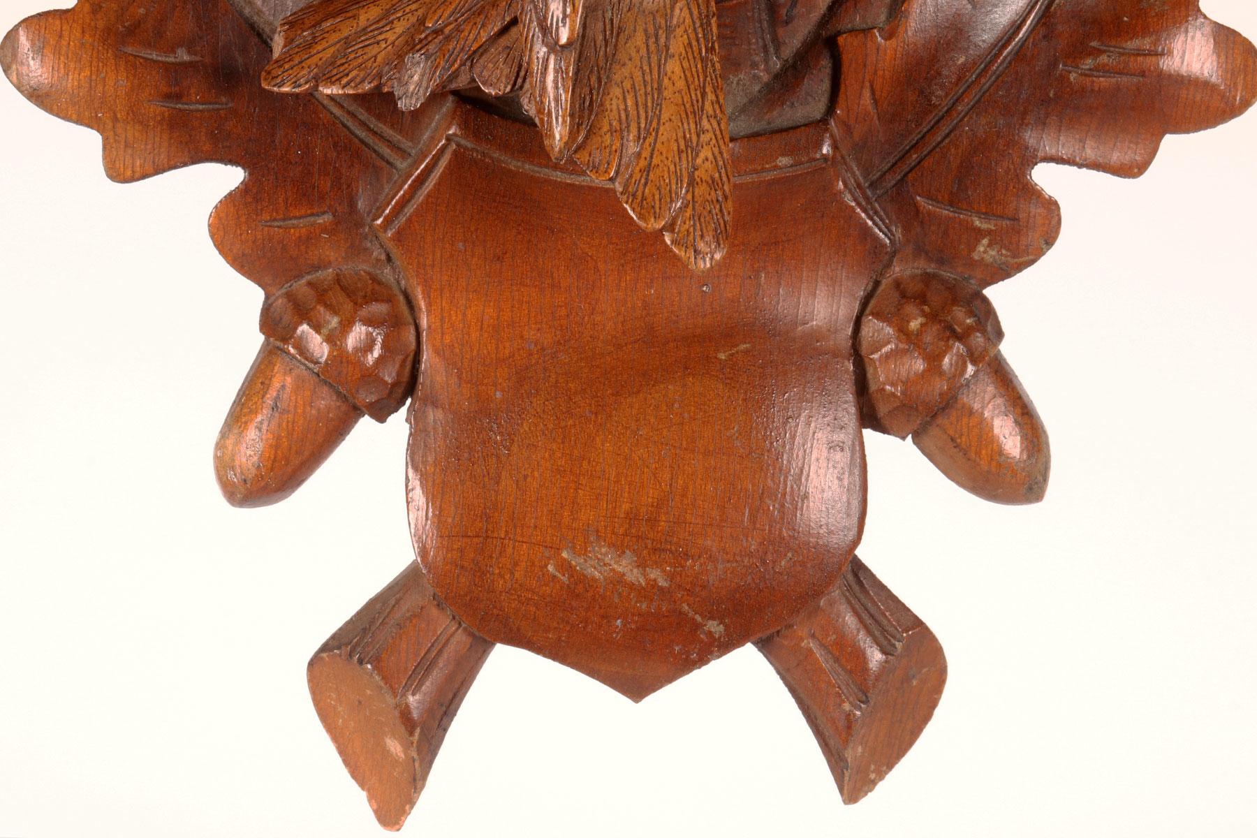 Escultura de madera de avellano tallada de la Selva Negra que representa a dos pájaros, Alemania 1890. Madera en venta