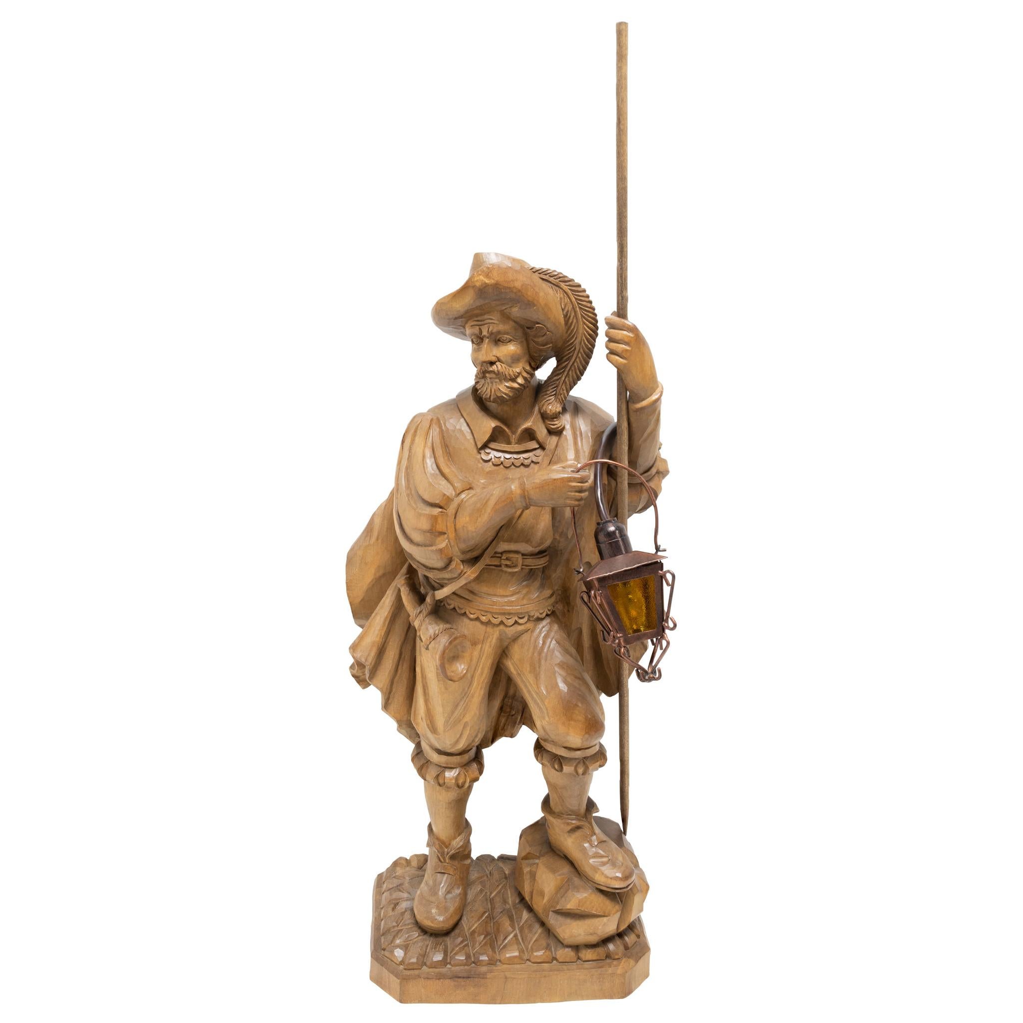 Schwarzer Wald geschnitzt figuralen Holz-Jäger-Skulptur. Detailreiche Schnitzerei eines Mannes mit Stock und Laterne. Die Laterne steht unter Strom, der Stecker ist neu verdrahtet und kann weiter verwendet werden. Der Mann ist mit Federhut, Umhang,