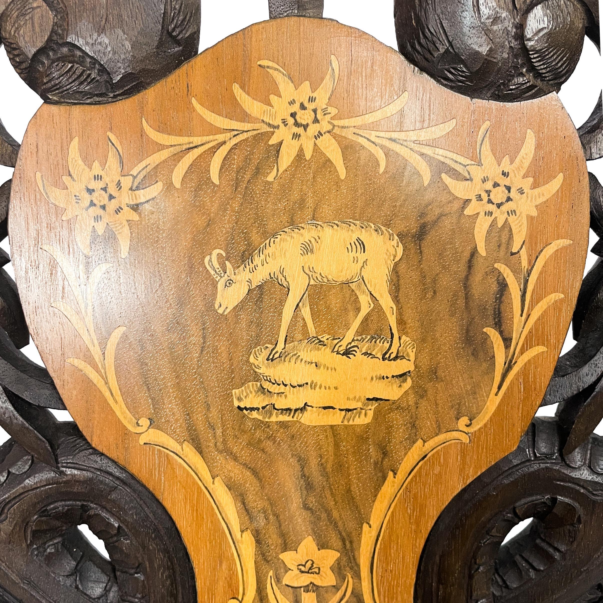 Schwarzwälder Walnussholz-Musikstuhl, geschnitzt und mit Intarsien versehen, Schweiz, ca. 1900 (20. Jahrhundert) im Angebot