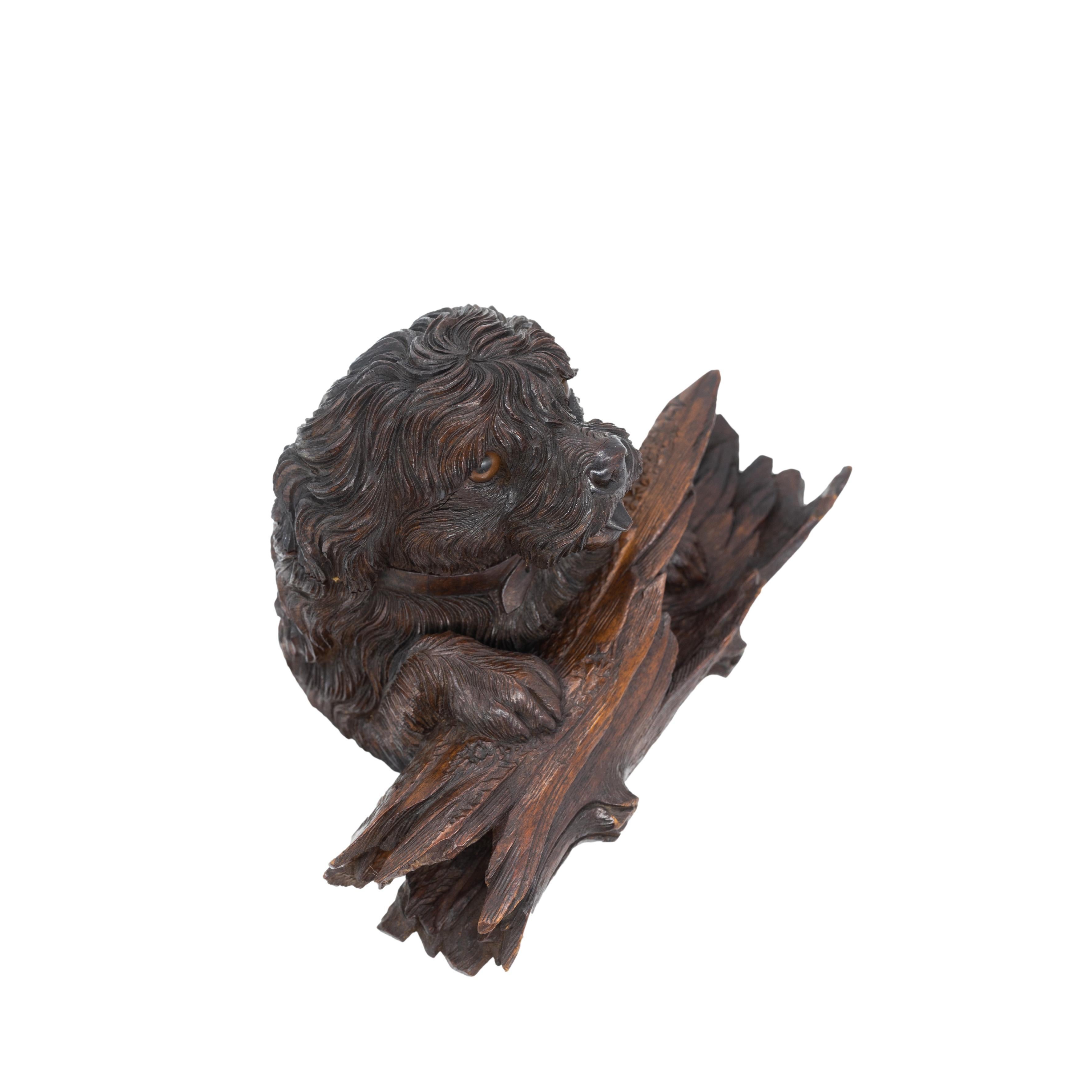 Forêt-Noire Grand encrier Terrier sculpté Black Forest, couvercle à charnière, sculpture exceptionnelle en vente