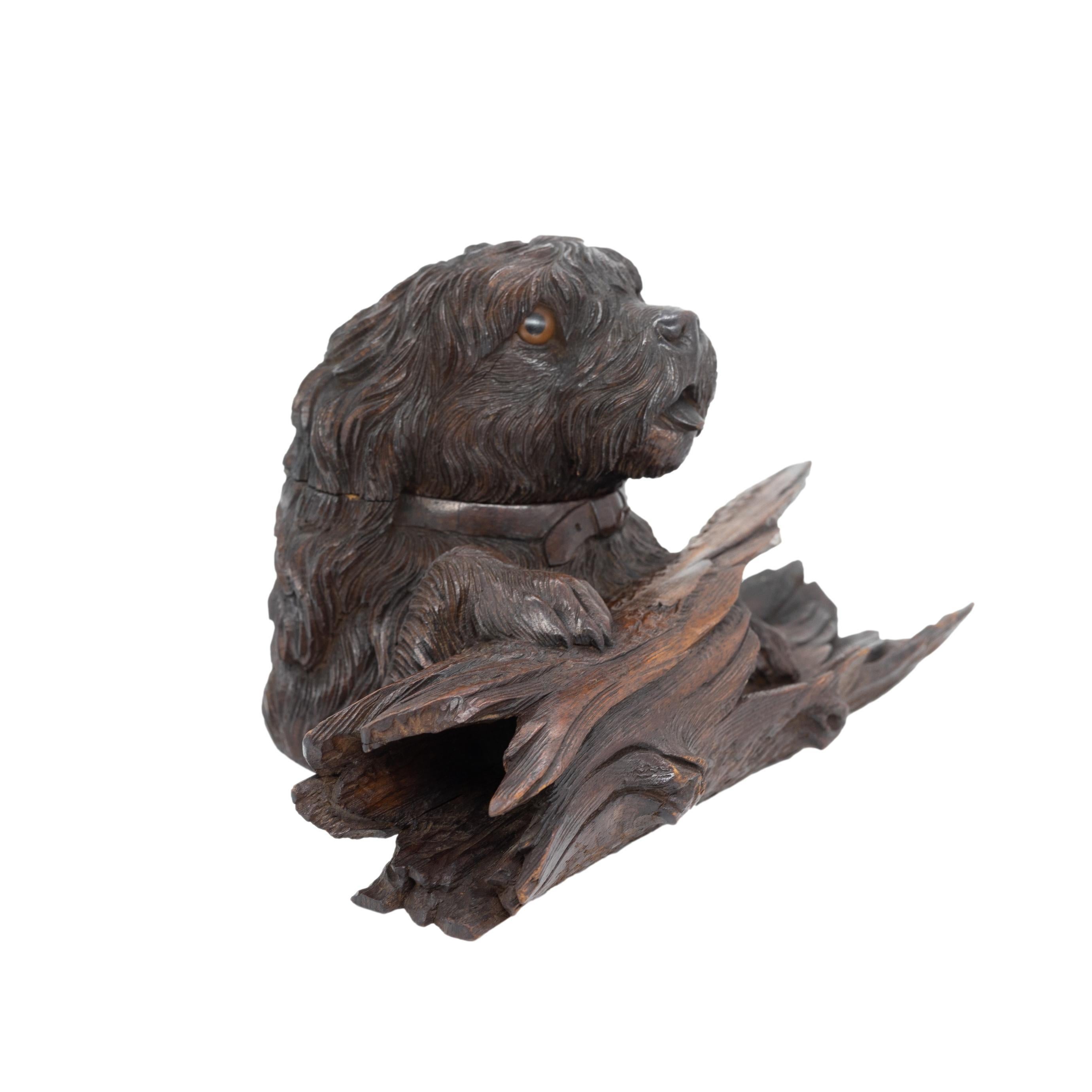 Suisse Grand encrier Terrier sculpté Black Forest, couvercle à charnière, sculpture exceptionnelle en vente