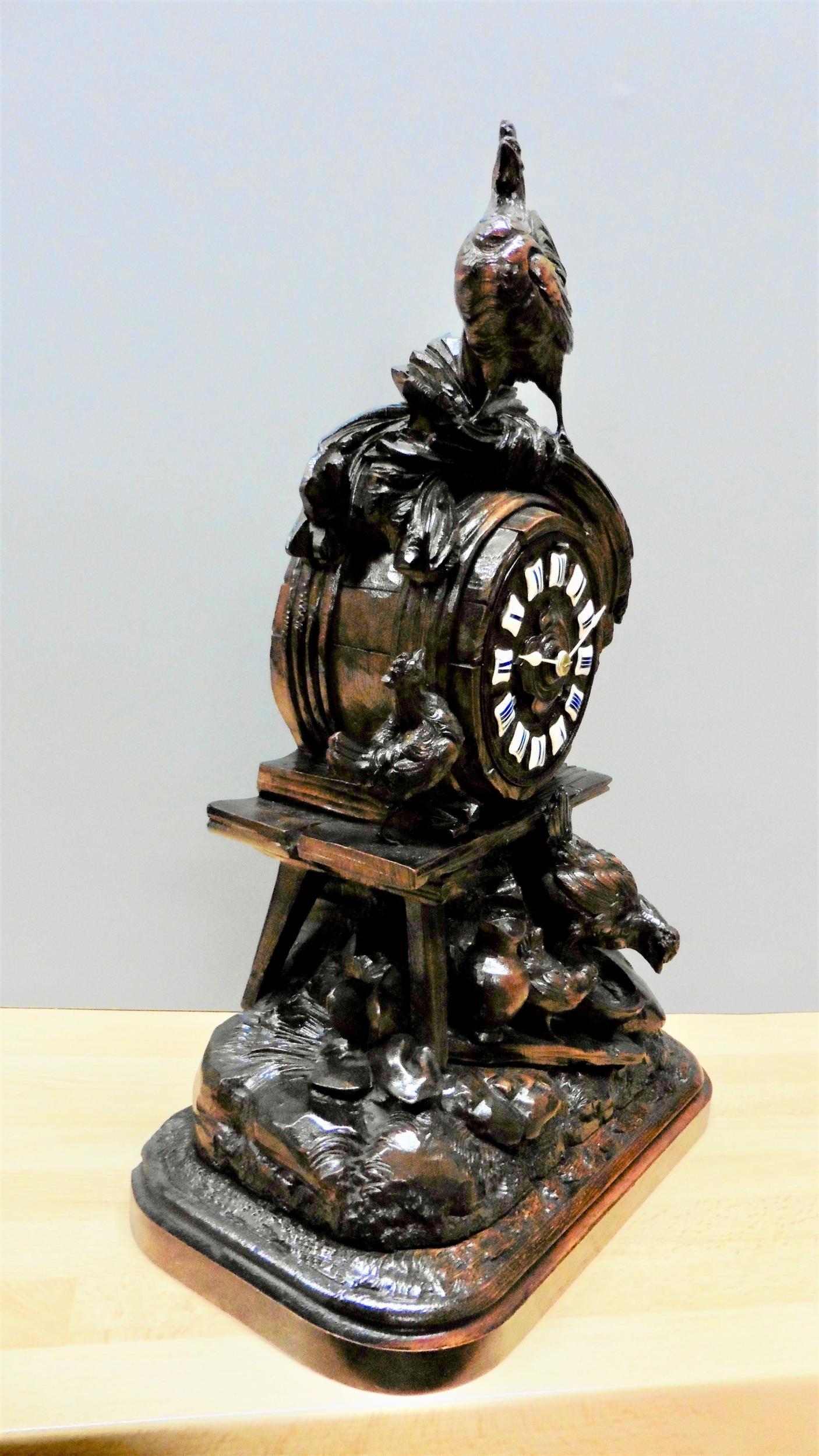 Allemand Horloge de cheminée sculptée Black Forest en vente