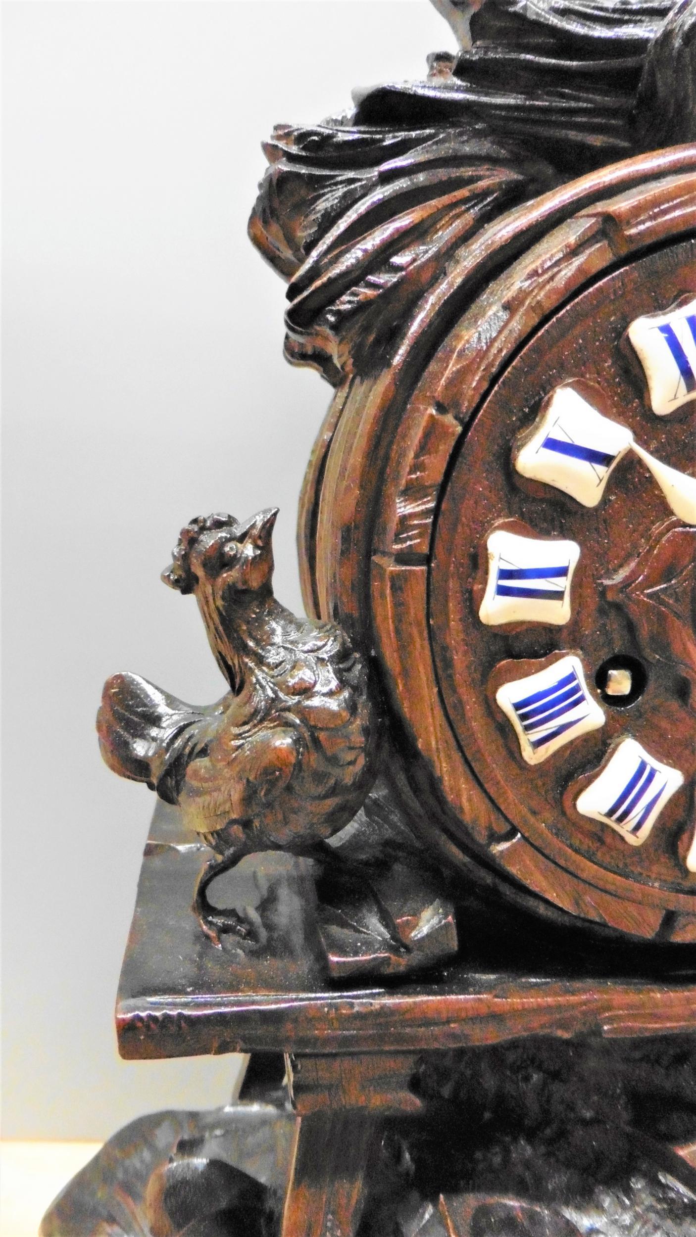 XIXe siècle Horloge de cheminée sculptée Black Forest en vente