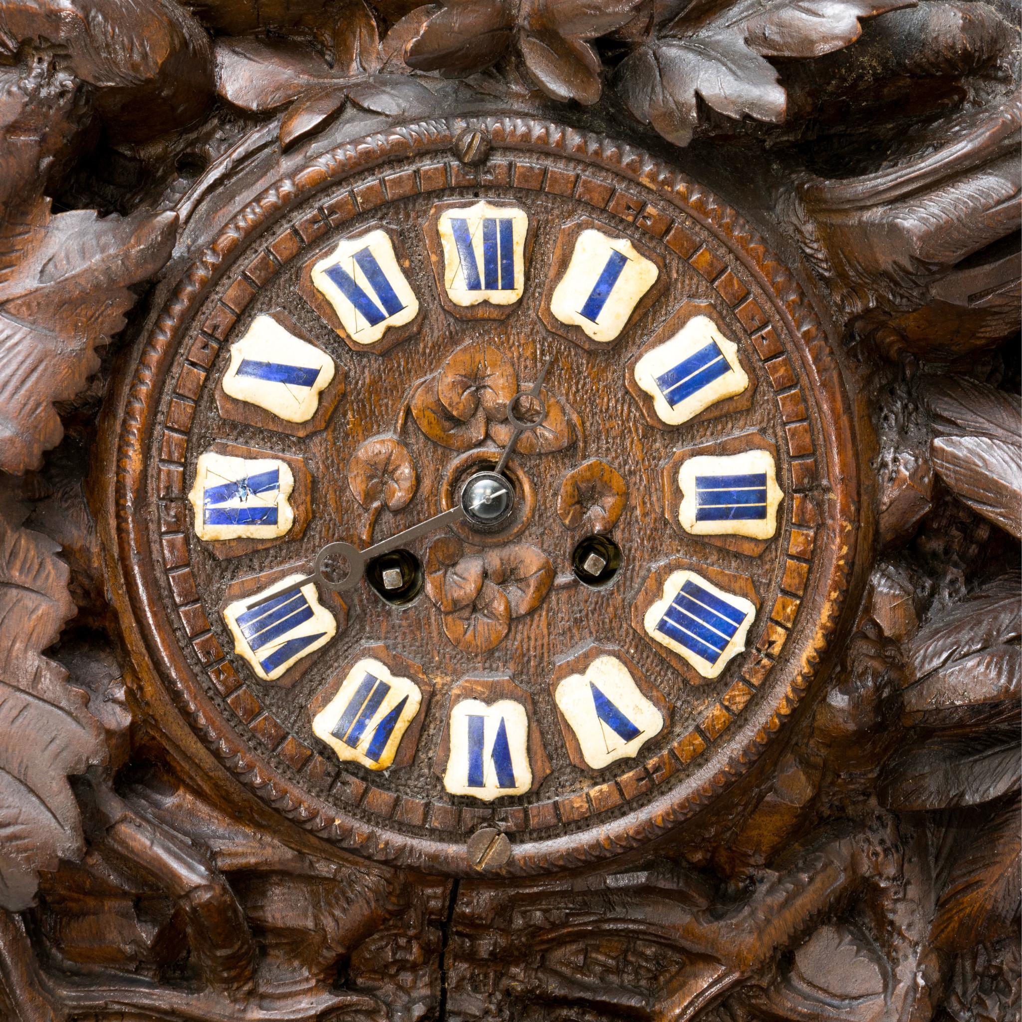 Suisse Horloge de jeu de cheminée sculptée Black Forest en vente