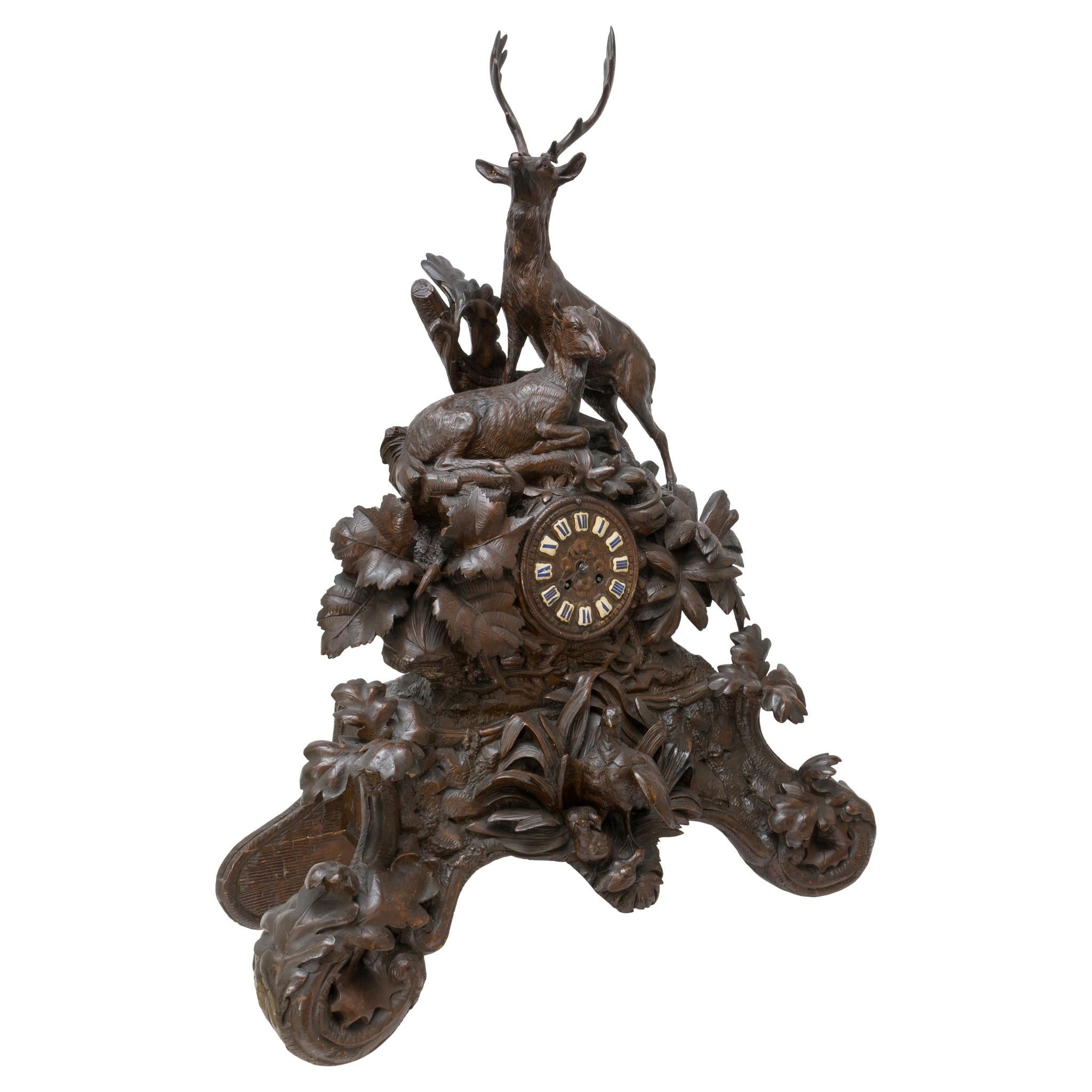 Bois Horloge de jeu de cheminée sculptée Black Forest en vente