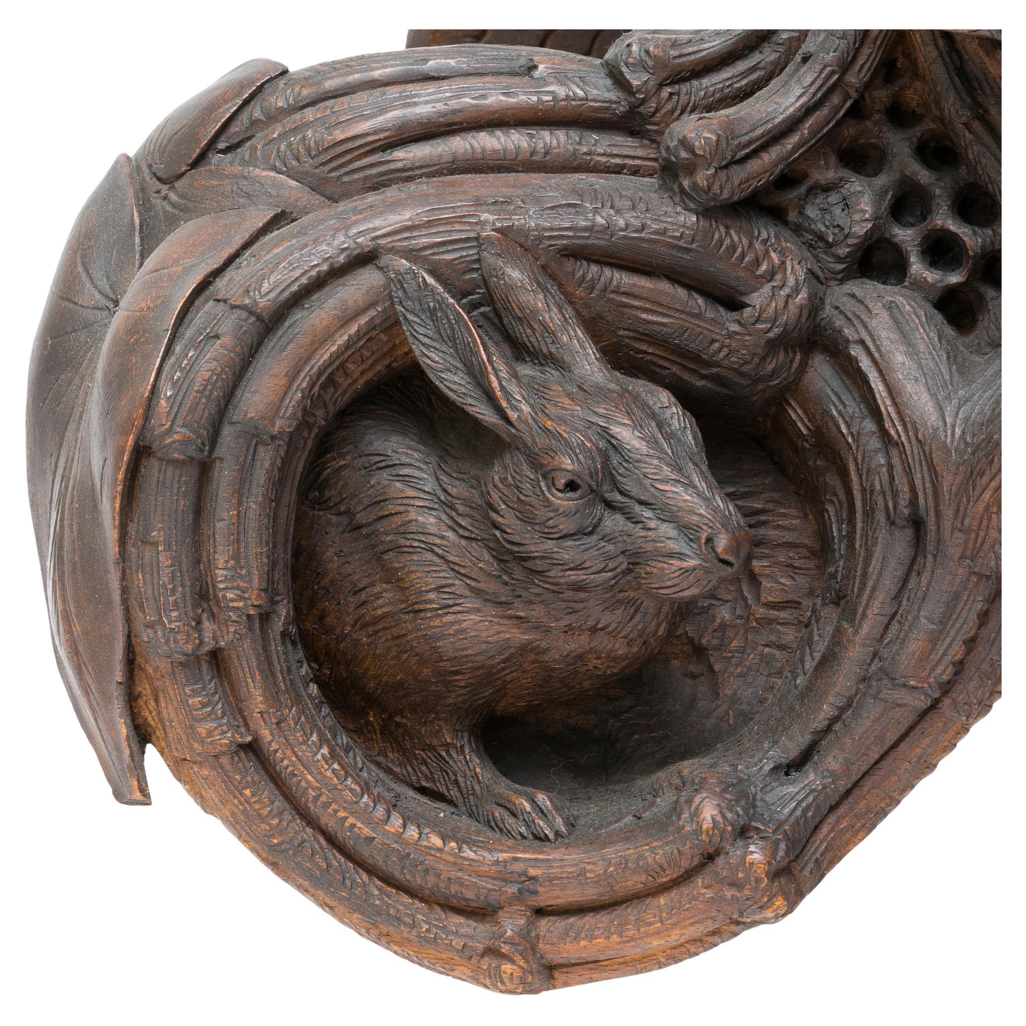 Pendule de cheminée en bois suisse sculpté de la Forêt-Noire avec un design élaboré. Le mâle et la biche chamoisés sont représentés sur un épi de faîtage au sommet d'une formation rocheuse. En bas, trois tétras, un lapin et des animaux nuisibles