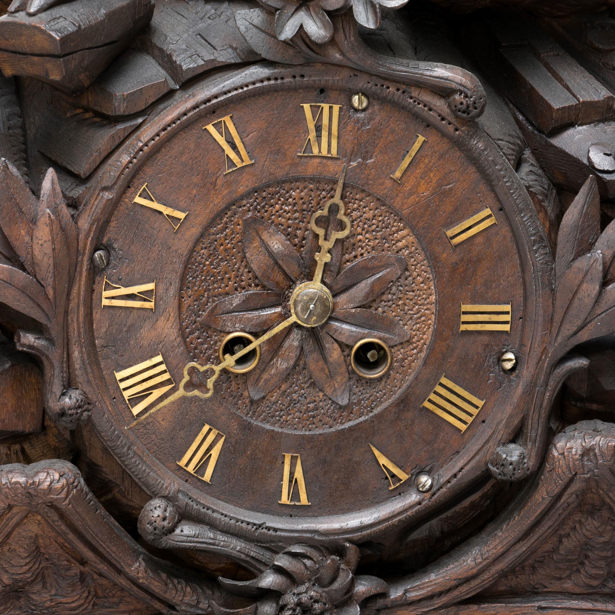 XIXe siècle Horloge de manteau sculptée Black Forest en vente