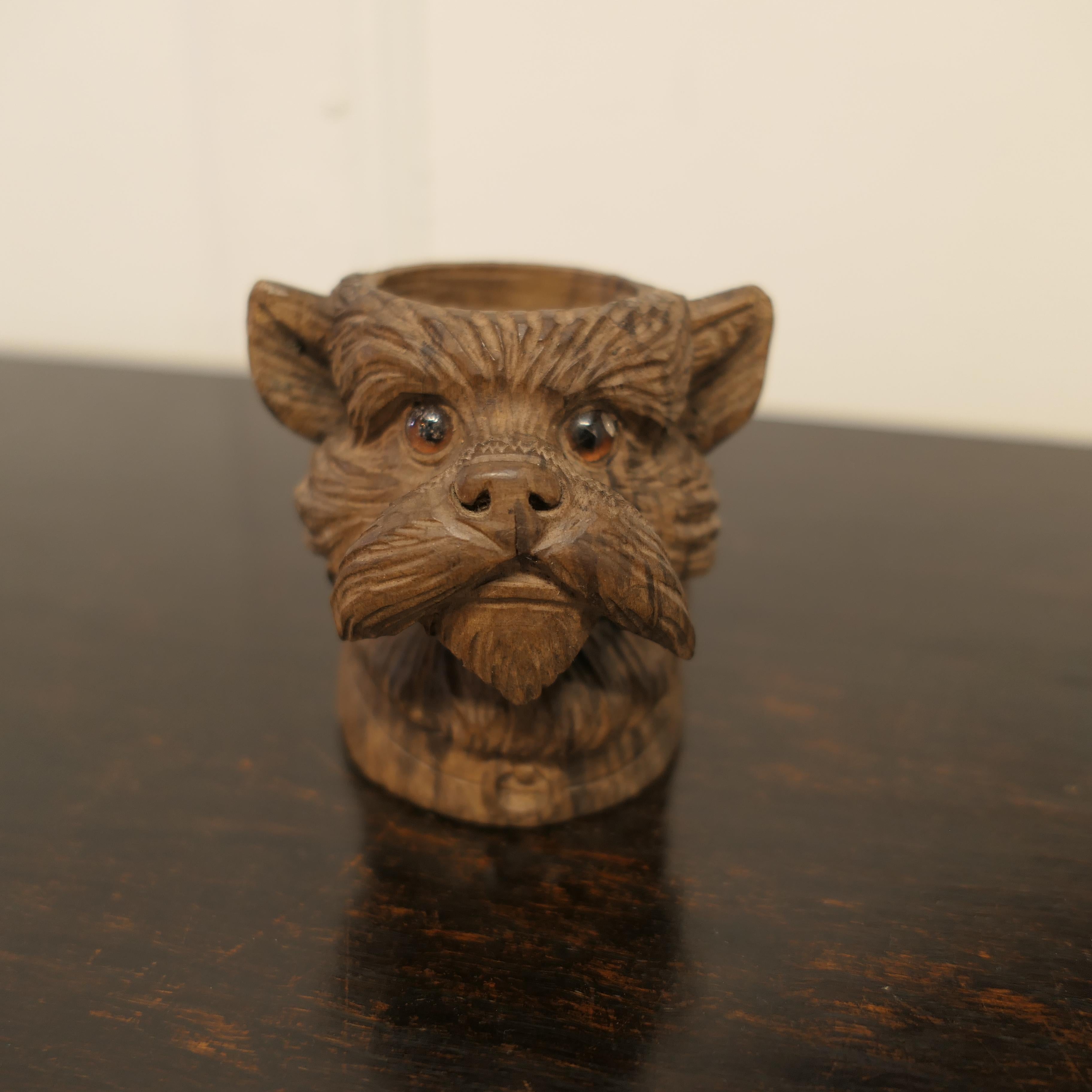 Chien écossais sculpté Black Forest

Une pièce charmante, notre petit chien a un visage adorable avec des moustaches et des yeux en verre brun ambré, il est en bon état de conservation, un léger rétrécissement du bois et il peut avoir eu une