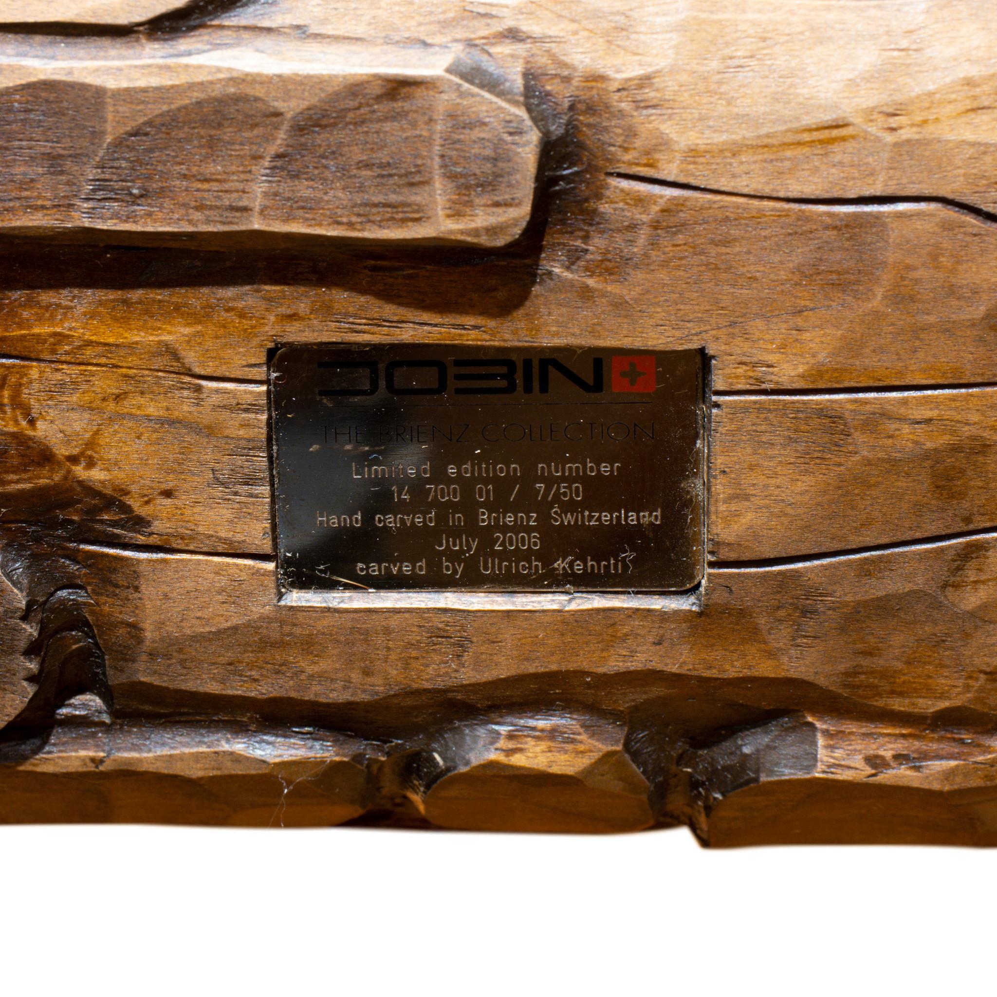 Table d'entrée ou de hall en bois sculpté de la Forêt Noire suisse, avec deux ours debout souriants tenant un rondin sur leurs épaules en guise de pieds avant. Plateau de table entouré de rondins de pin sculptés. Sculptée par le maître sculpteur