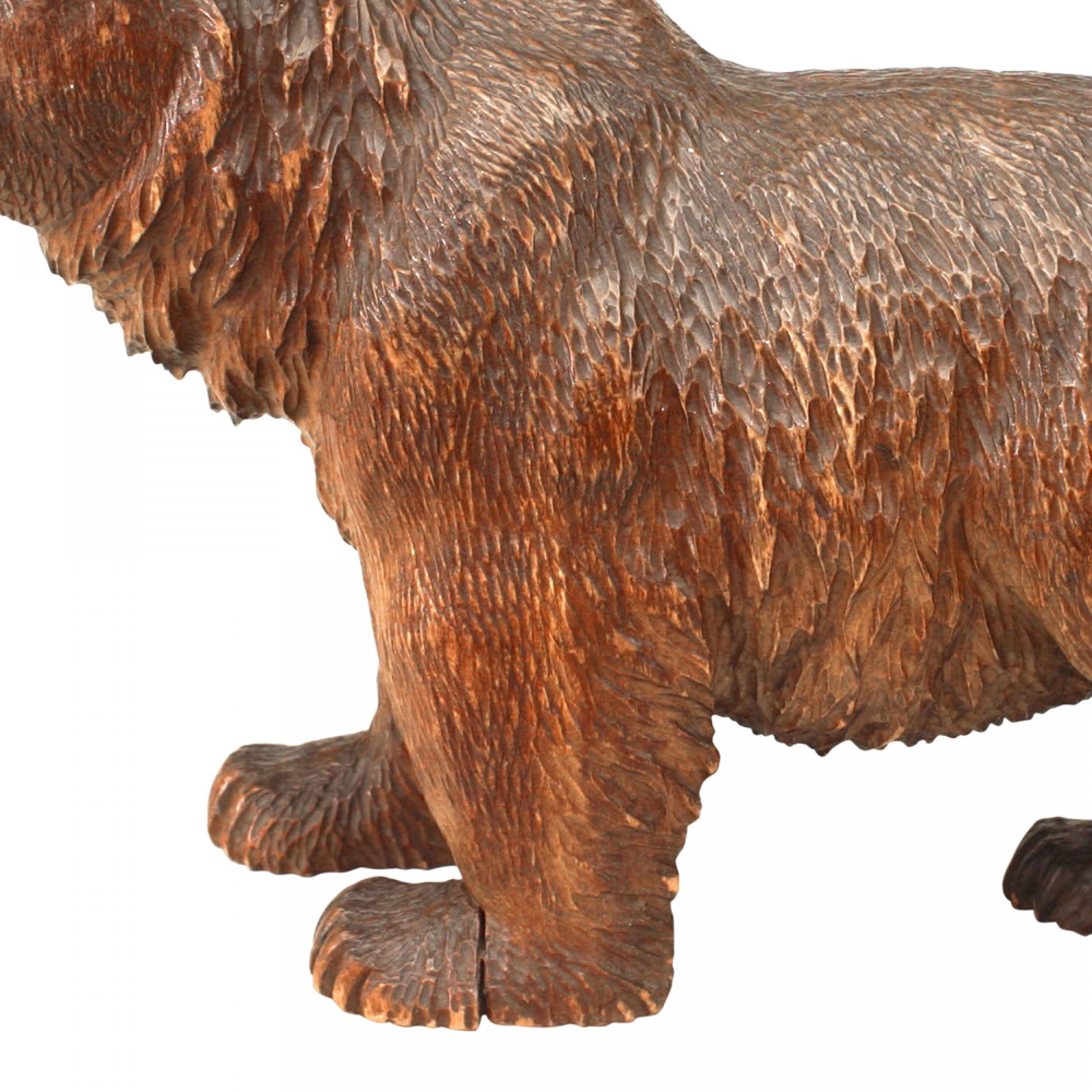 Pequeña figura rústica de la Selva Negra (s. XIX / XX) tallada en nogal de un oso andante con la cara apuntando hacia arriba. (similar a BAS039)

Estado: Bueno; Desgaste acorde con la edad y el uso