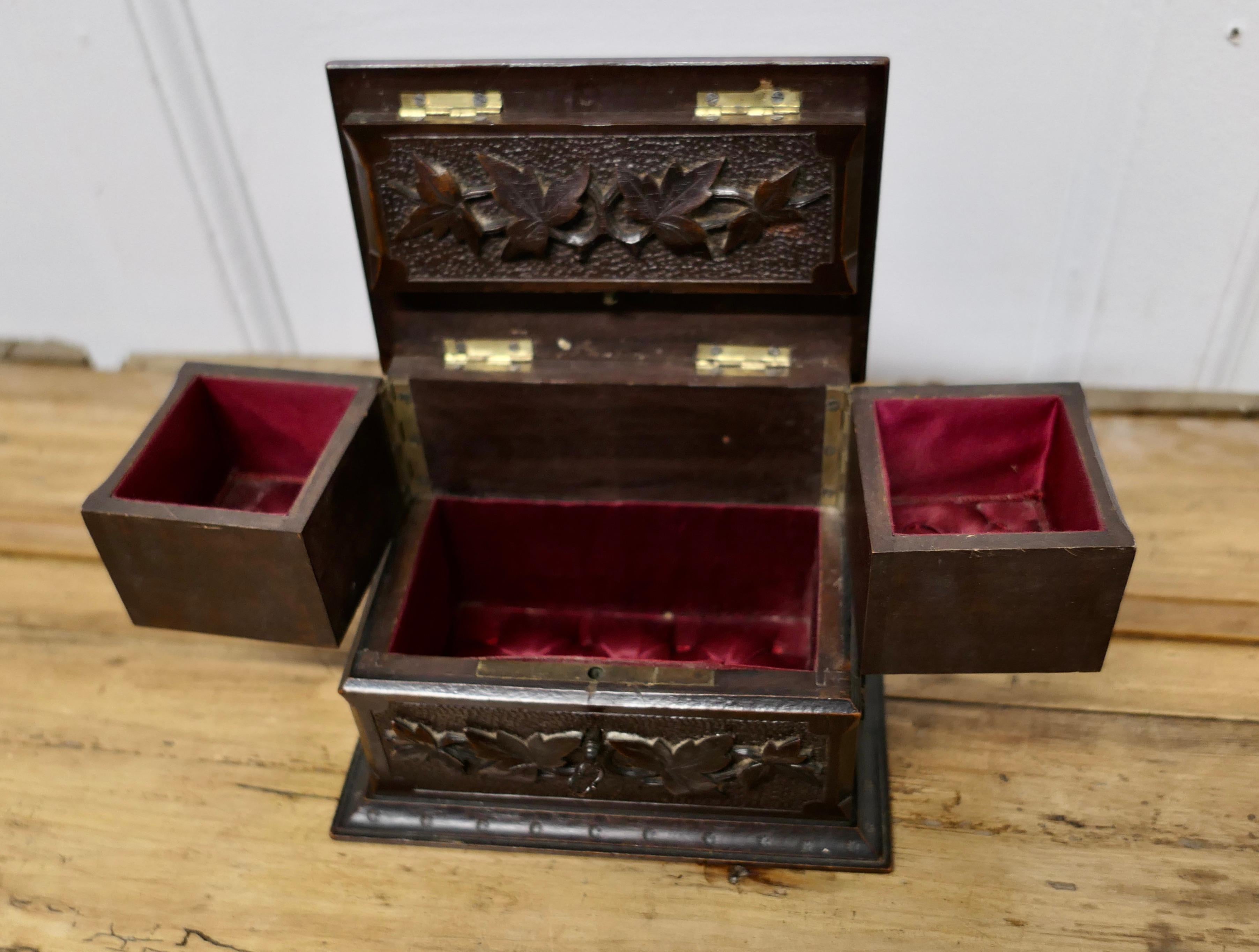 Fin du XIXe siècle Boîte à bijoux en noyer sculpté Black Forest  en vente