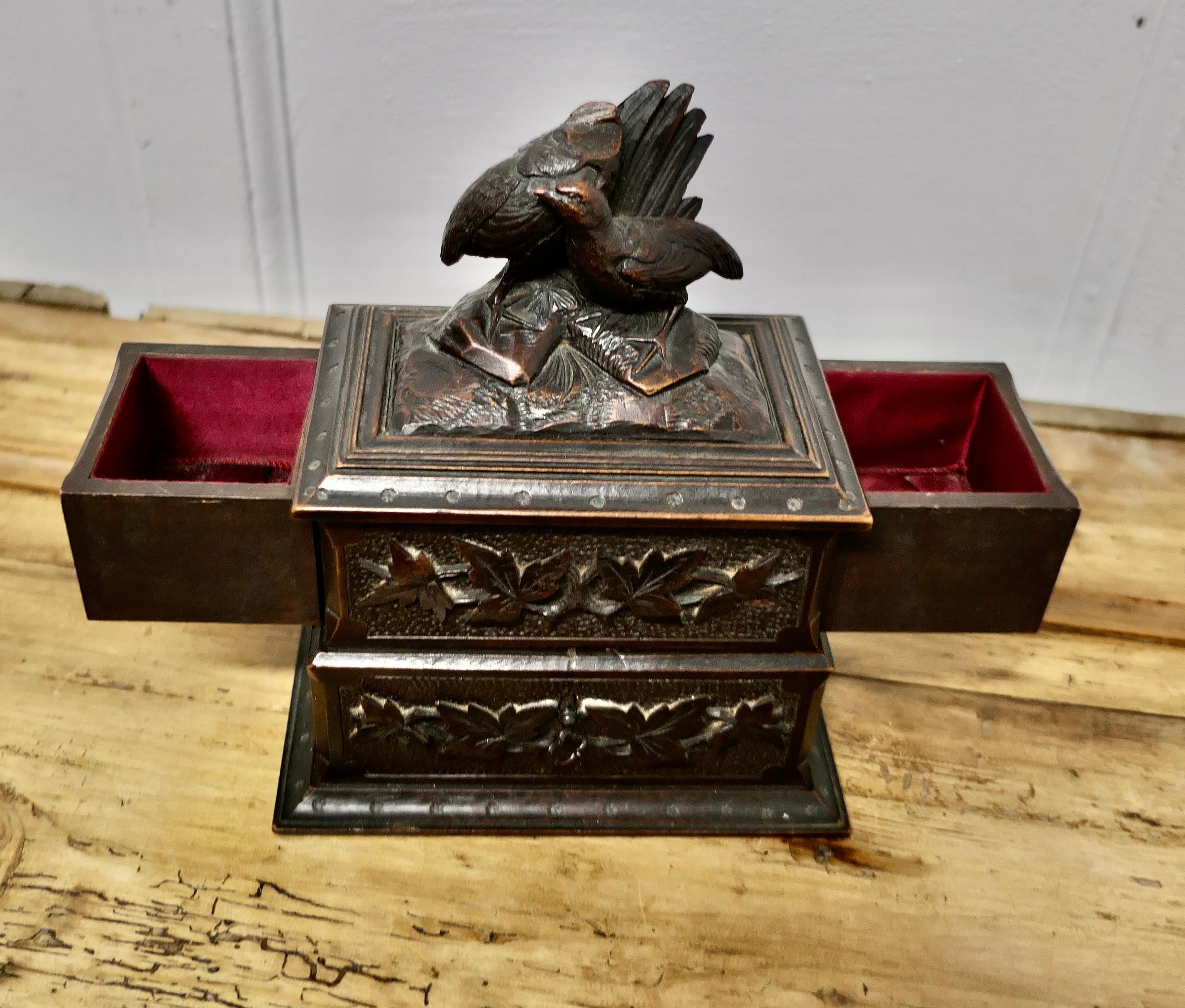 Boîte à bijoux en noyer sculpté Black Forest en vente 2