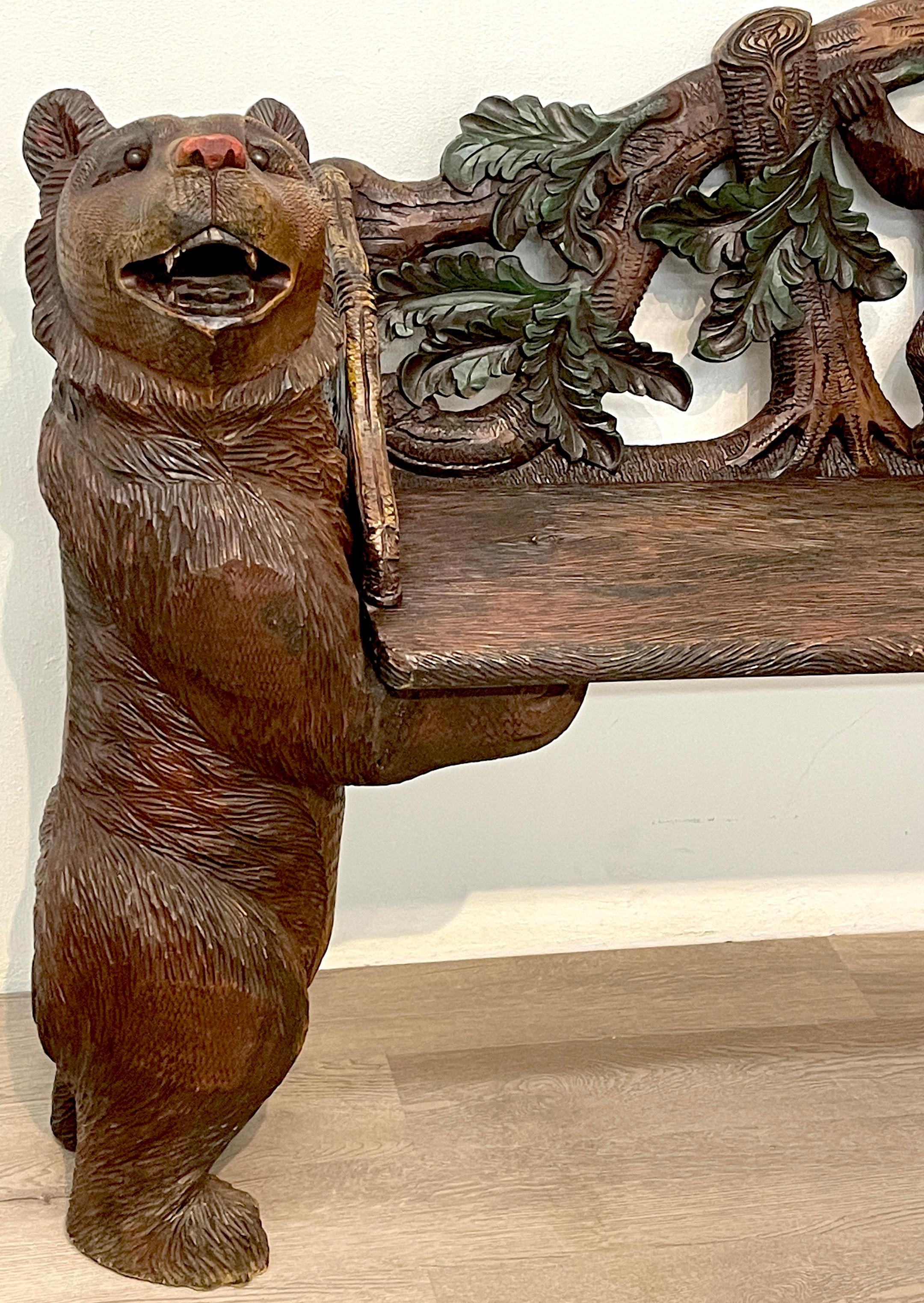 Suisse Banc « Trois ours » en noyer sculpté de la Forêt-Noire et polychromé en vente