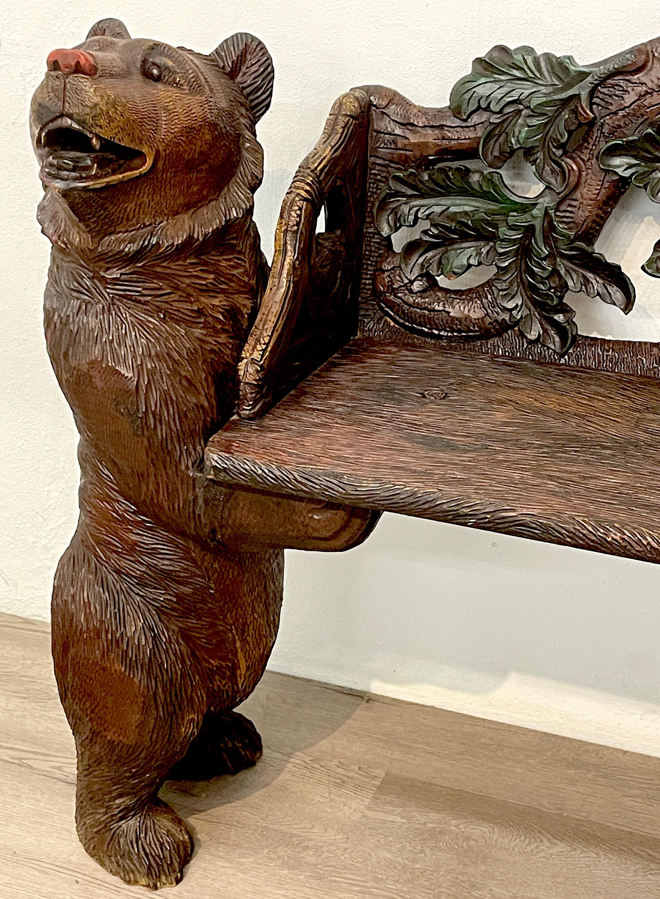 Sculpté à la main Banc « Trois ours » en noyer sculpté de la Forêt-Noire et polychromé en vente