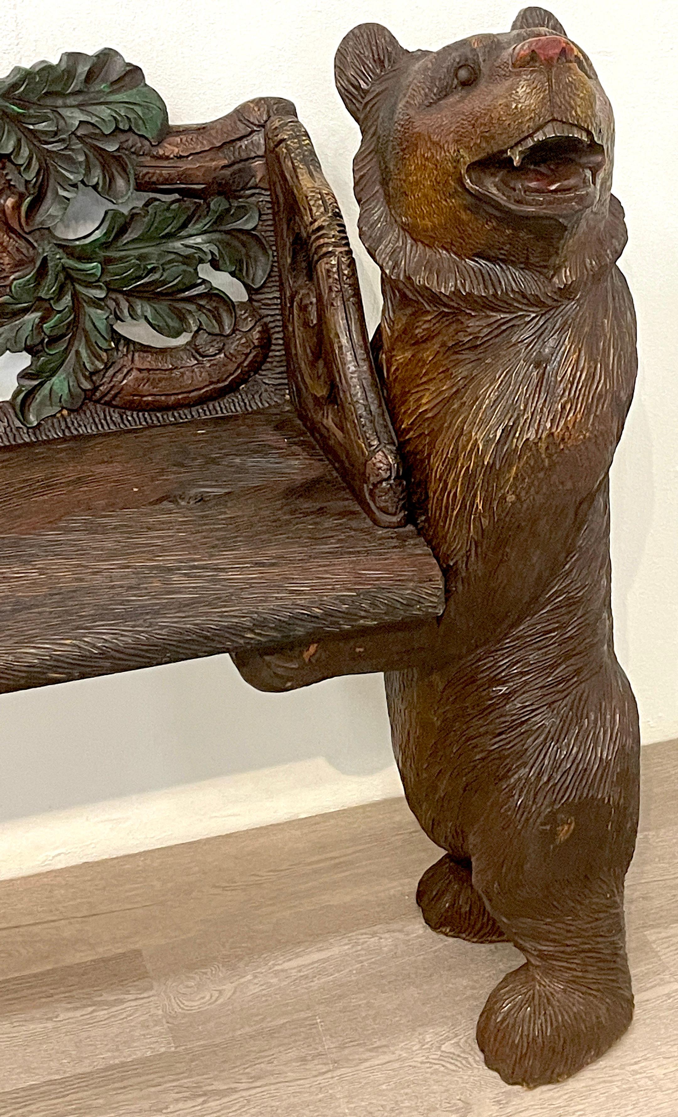 20ième siècle Banc « Trois ours » en noyer sculpté de la Forêt-Noire et polychromé en vente