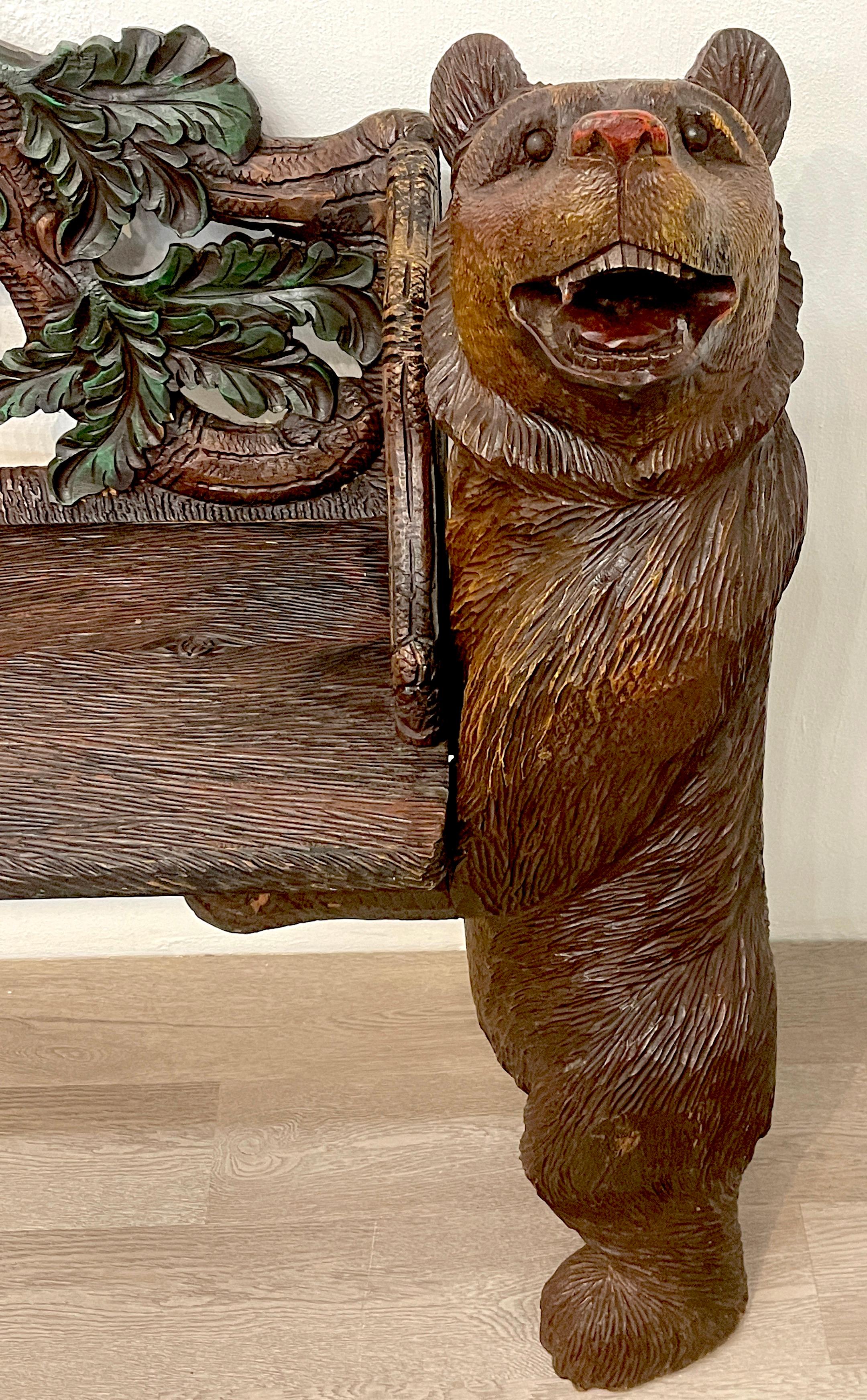 Noyer Banc « Trois ours » en noyer sculpté de la Forêt-Noire et polychromé en vente