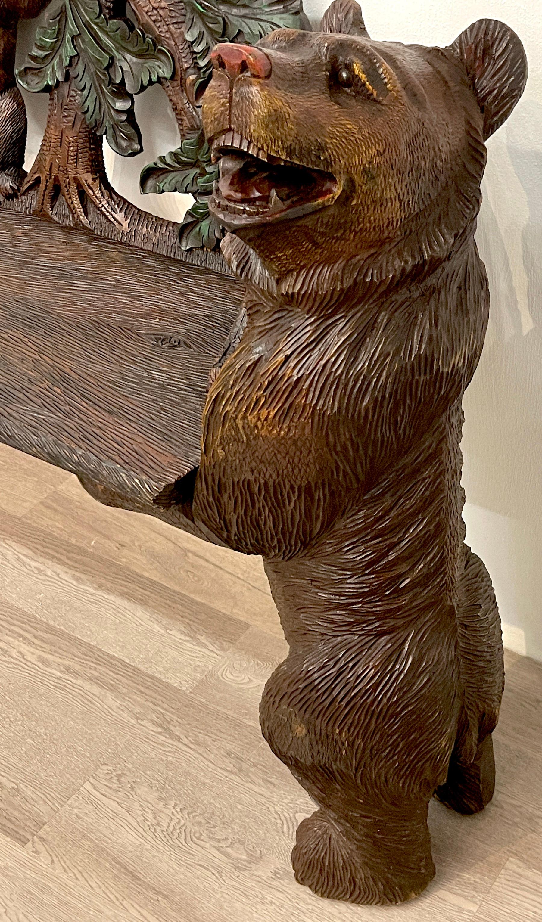 Banc « Trois ours » en noyer sculpté de la Forêt-Noire et polychromé en vente 1