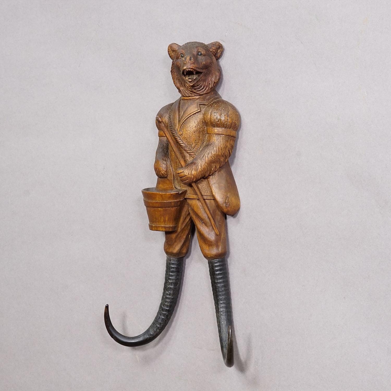 Black Forest Carved Whip Holder with Bear ca. 1900s Bosque negro en venta