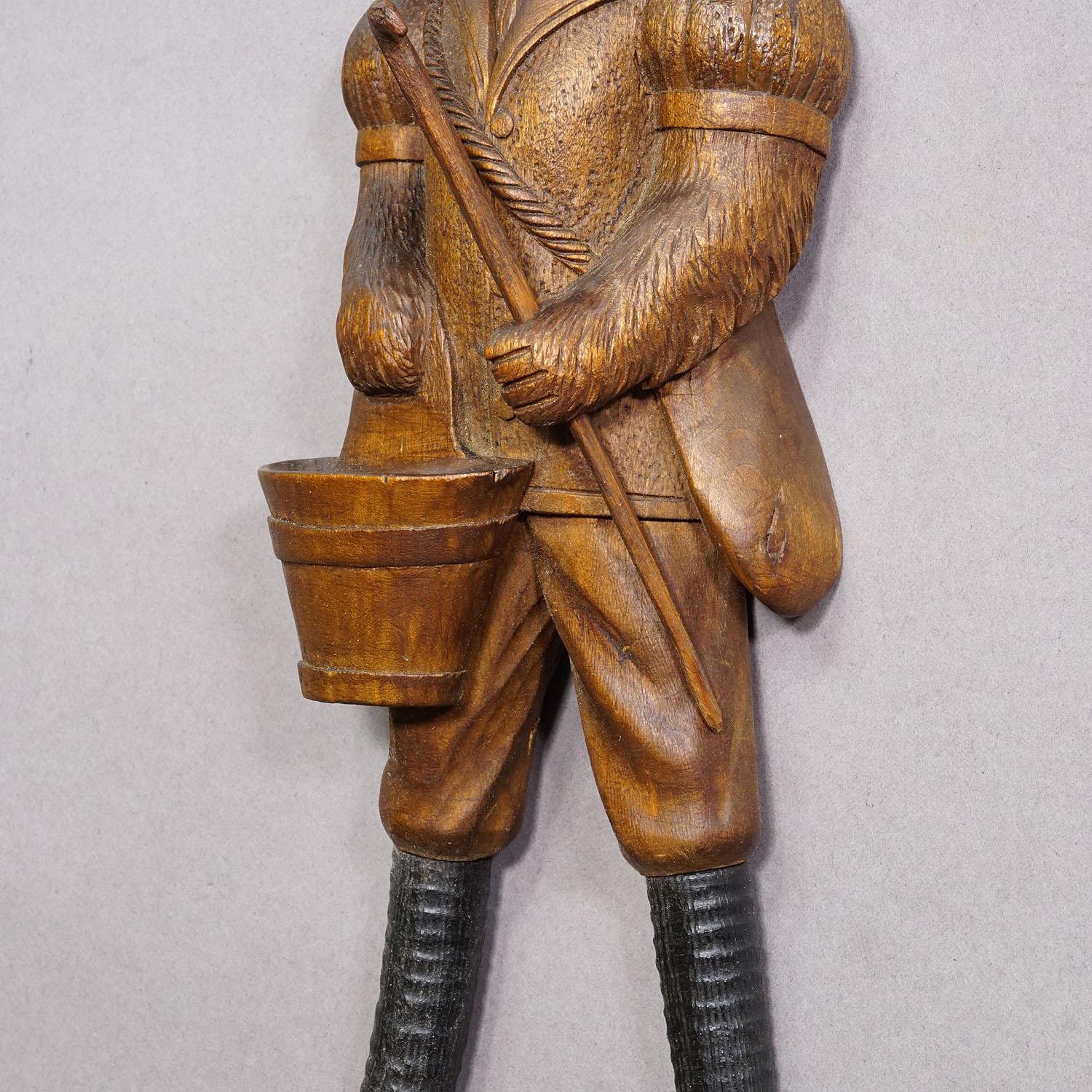 Black Forest Carved Whip Holder with Bear ca. 1900s en Bueno estado para la venta en Berghuelen, DE