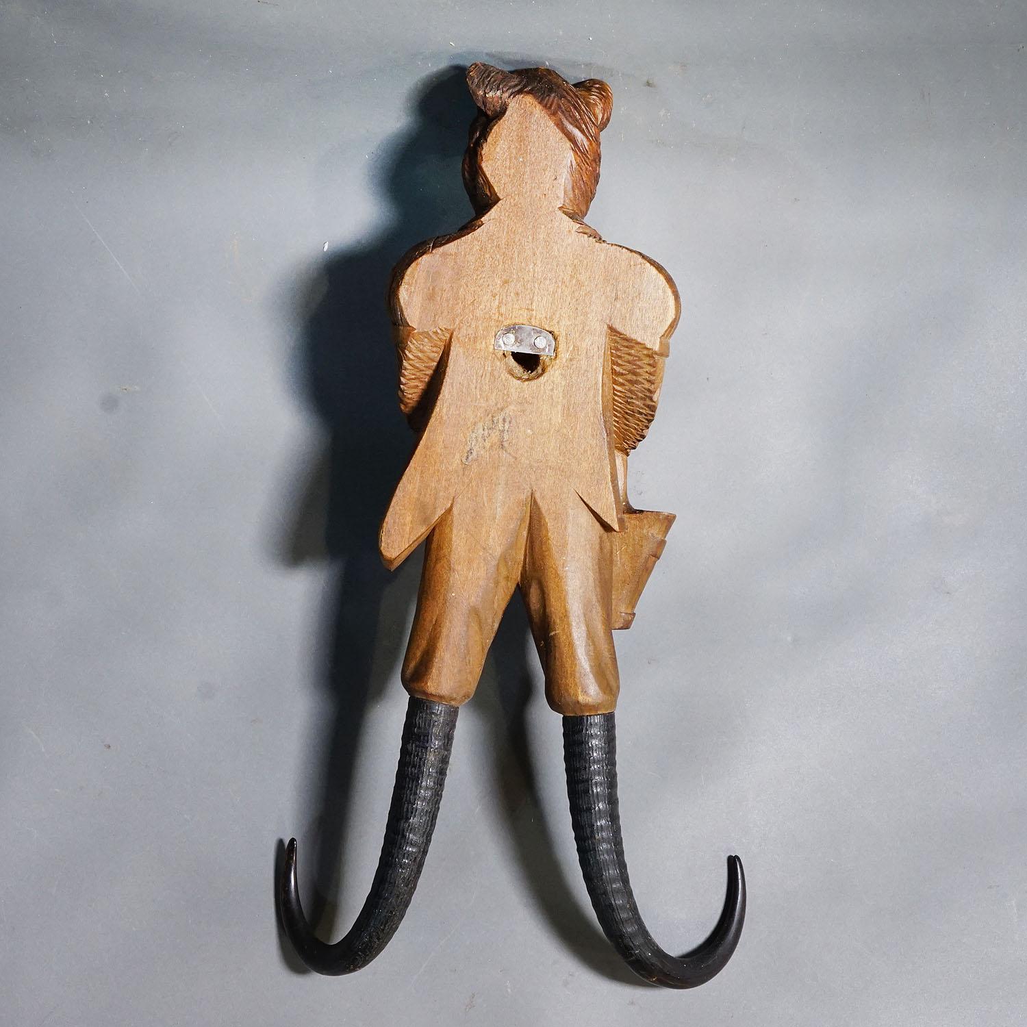 Black Forest Carved Whip Holder with Bear ca. 1900s Madera en venta