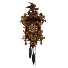 Pendule à coucou en bois sculpté de la Forêt-Noire avec oiseau sur le dessus