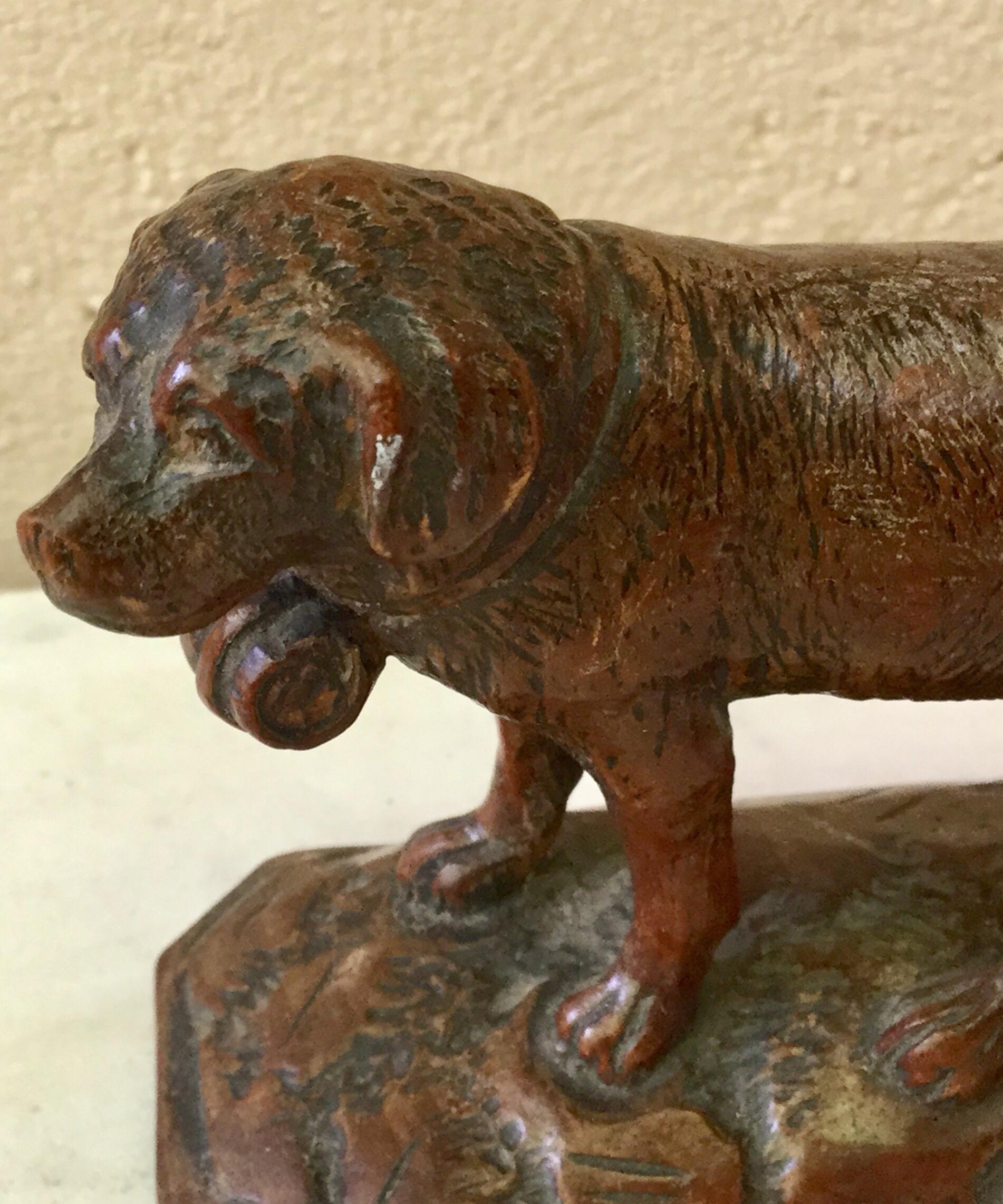 Small Black Forest carved wood mountain dog Saint Bernard with a barrel.
Very fine quality.
End of 19th century.