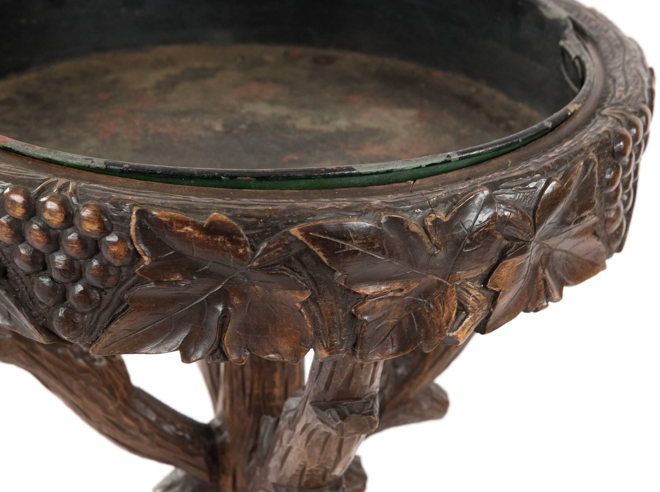 Allemand Support en bois sculpté de la Forêt-Noire avec plateau en vente