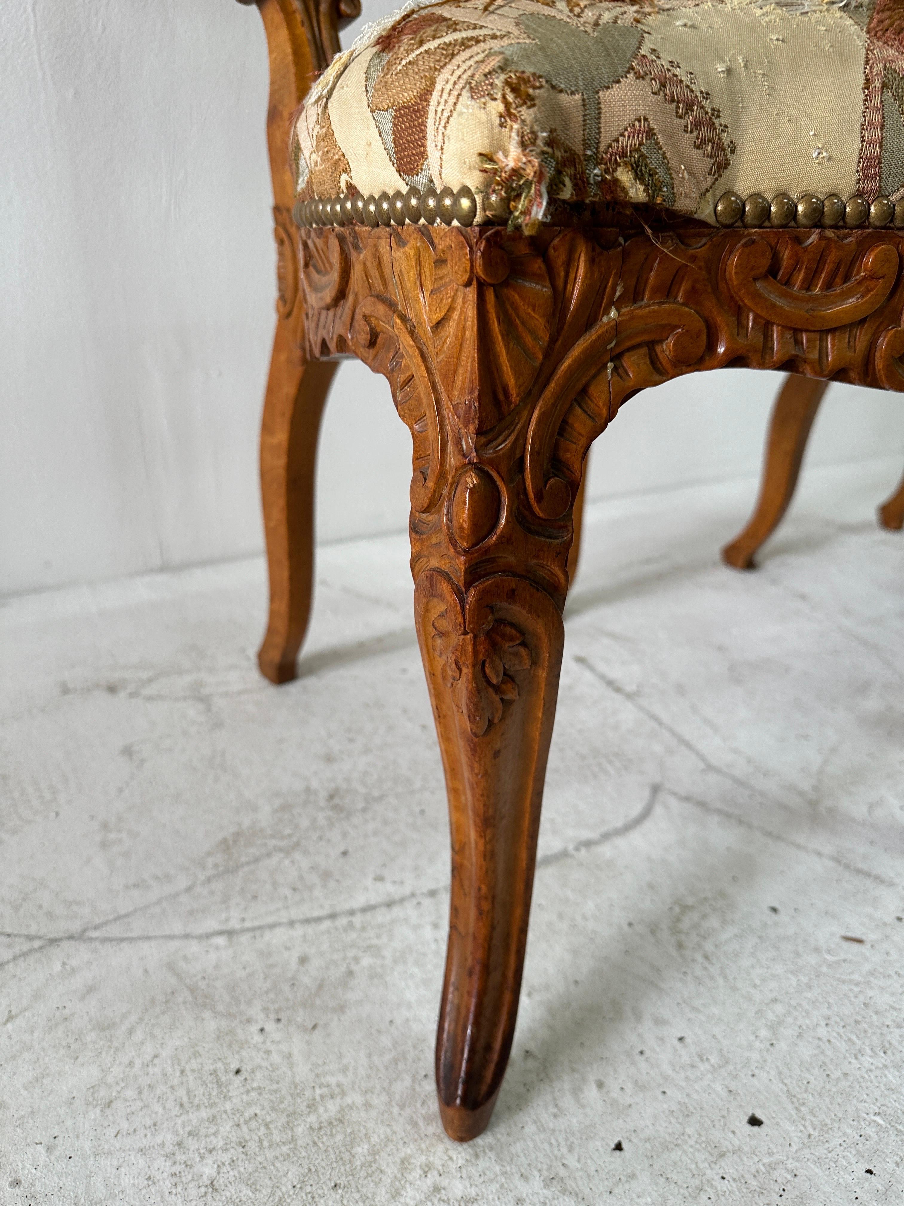 Paire de chaises d'appoint en bois sculpté et tissu d'origine, Black Forest en vente 3