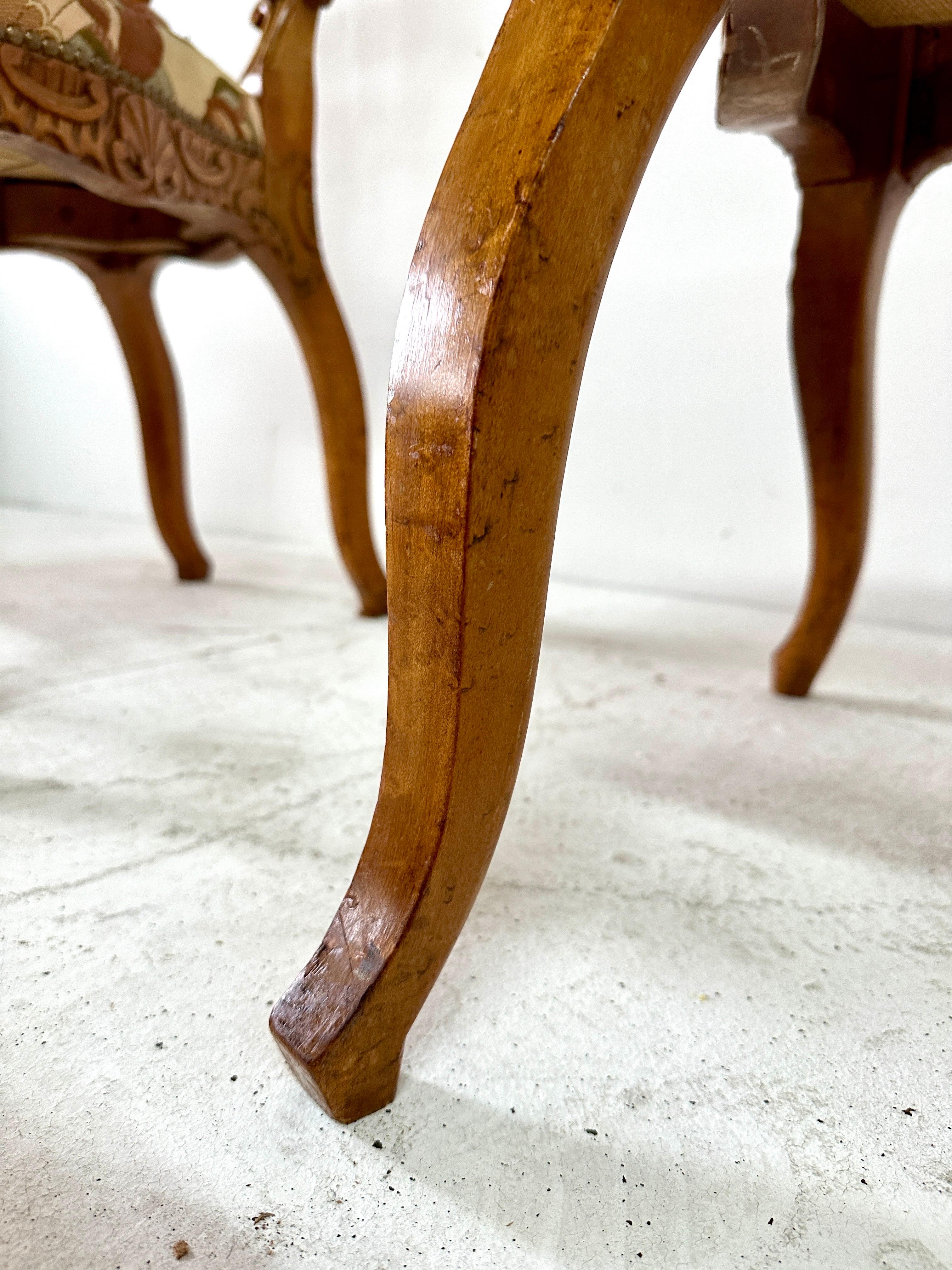 Paire de chaises d'appoint en bois sculpté et tissu d'origine, Black Forest en vente 6