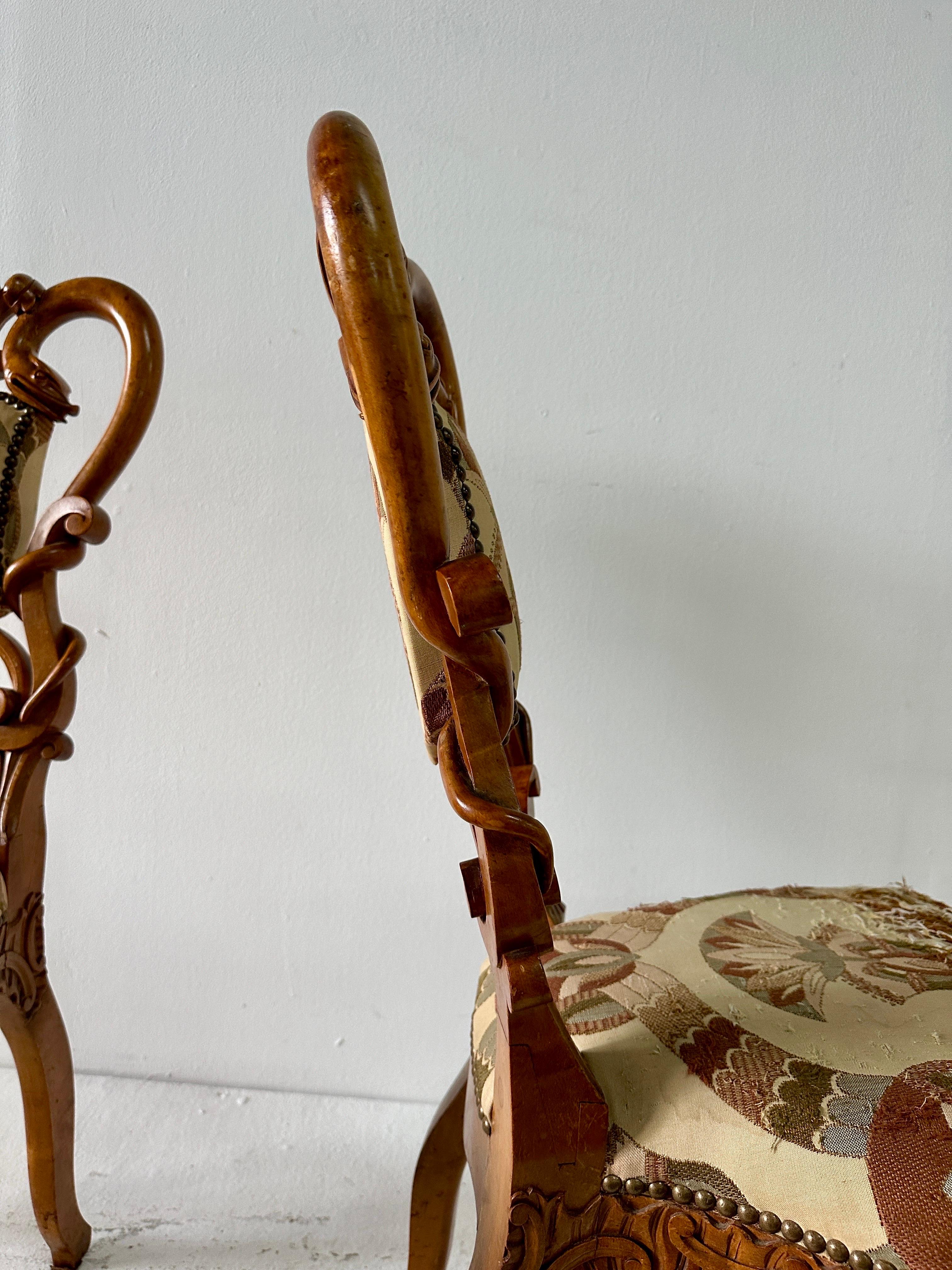 Paire de chaises d'appoint en bois sculpté et tissu d'origine, Black Forest en vente 7
