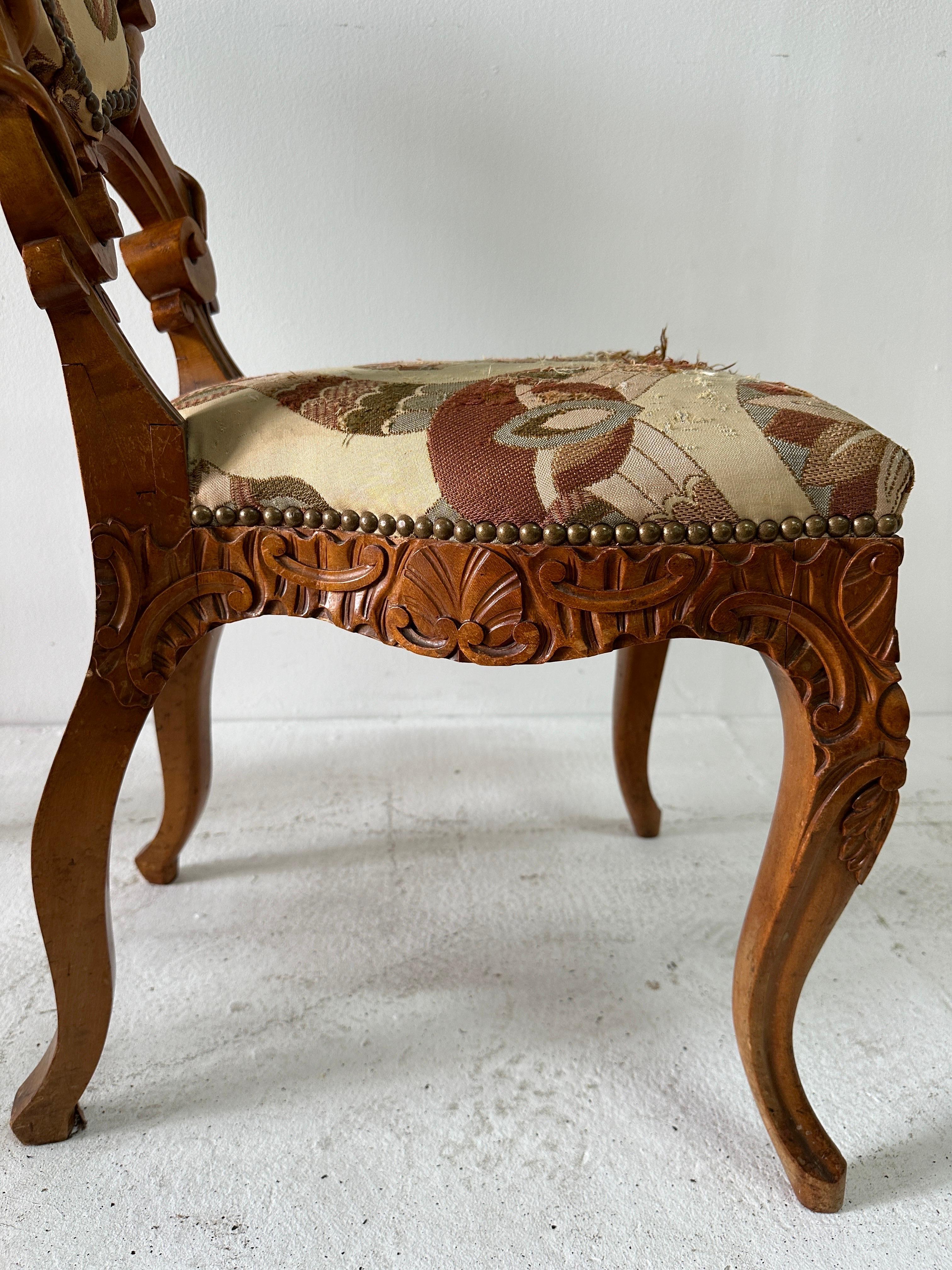 Paire de chaises d'appoint en bois sculpté et tissu d'origine, Black Forest en vente 8
