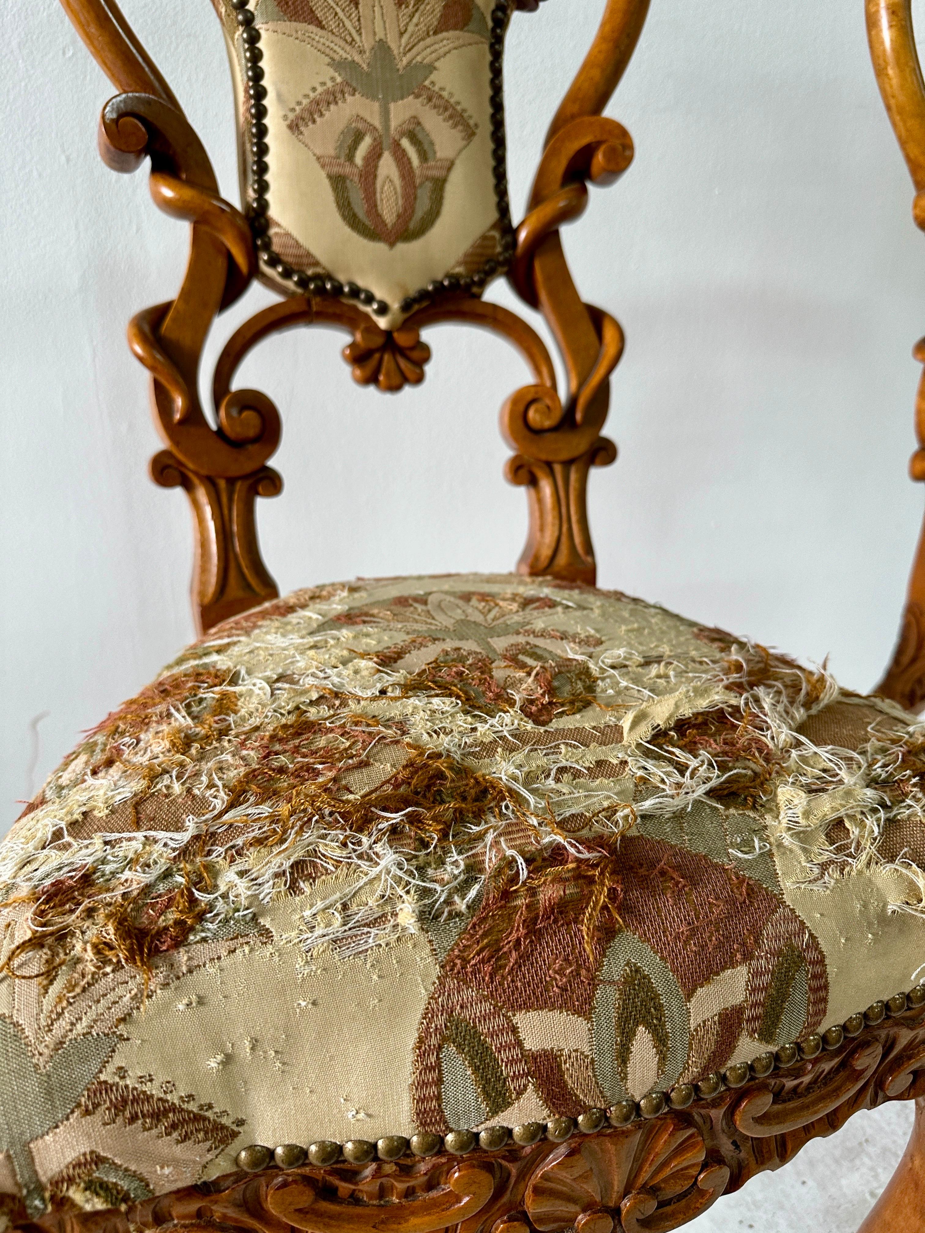 Paire de chaises d'appoint en bois sculpté et tissu d'origine, Black Forest en vente 10