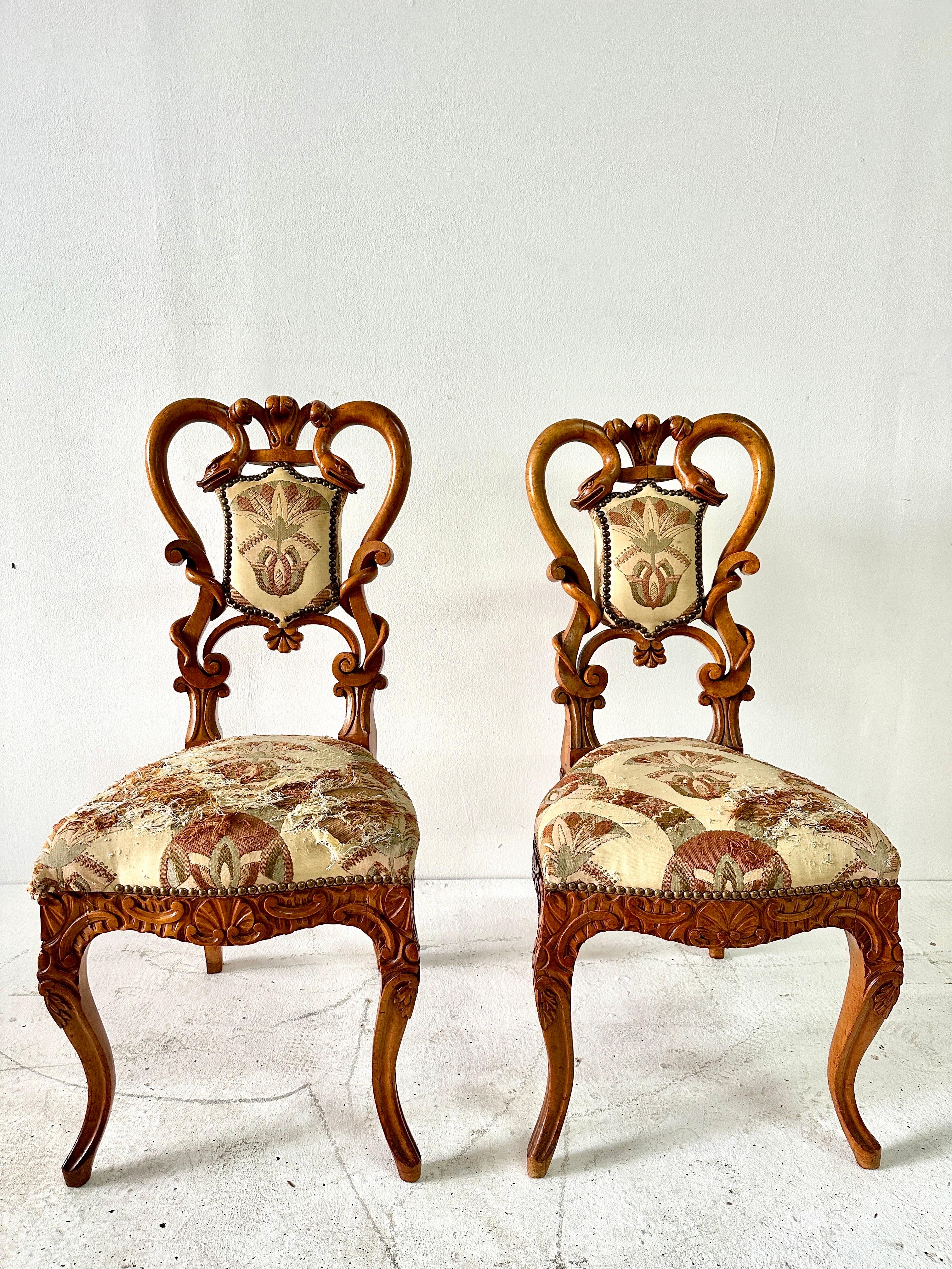 Paire de chaises d'appoint en bois sculpté et tissu d'origine, Black Forest en vente 11