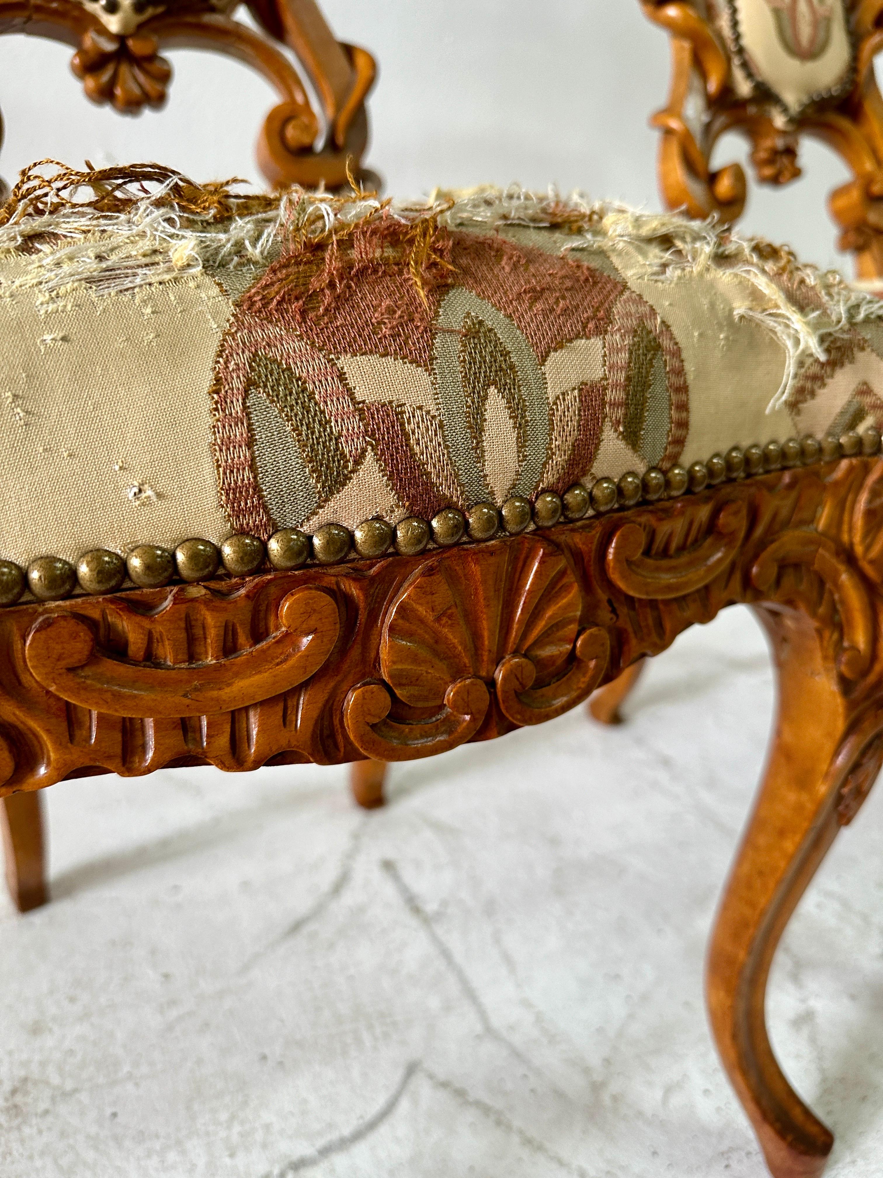 Forêt-Noire Paire de chaises d'appoint en bois sculpté et tissu d'origine, Black Forest en vente