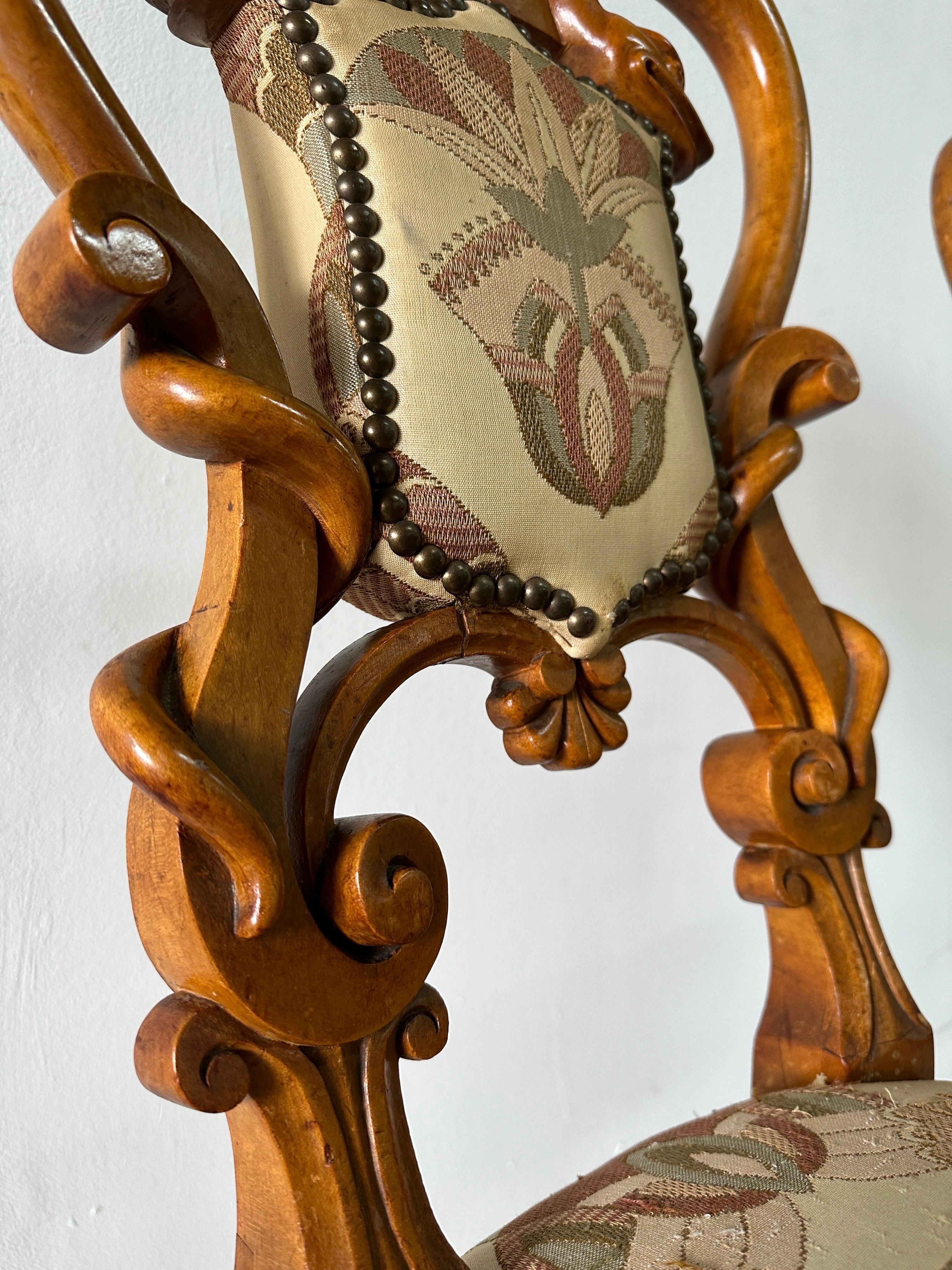 Autrichien Paire de chaises d'appoint en bois sculpté et tissu d'origine, Black Forest en vente