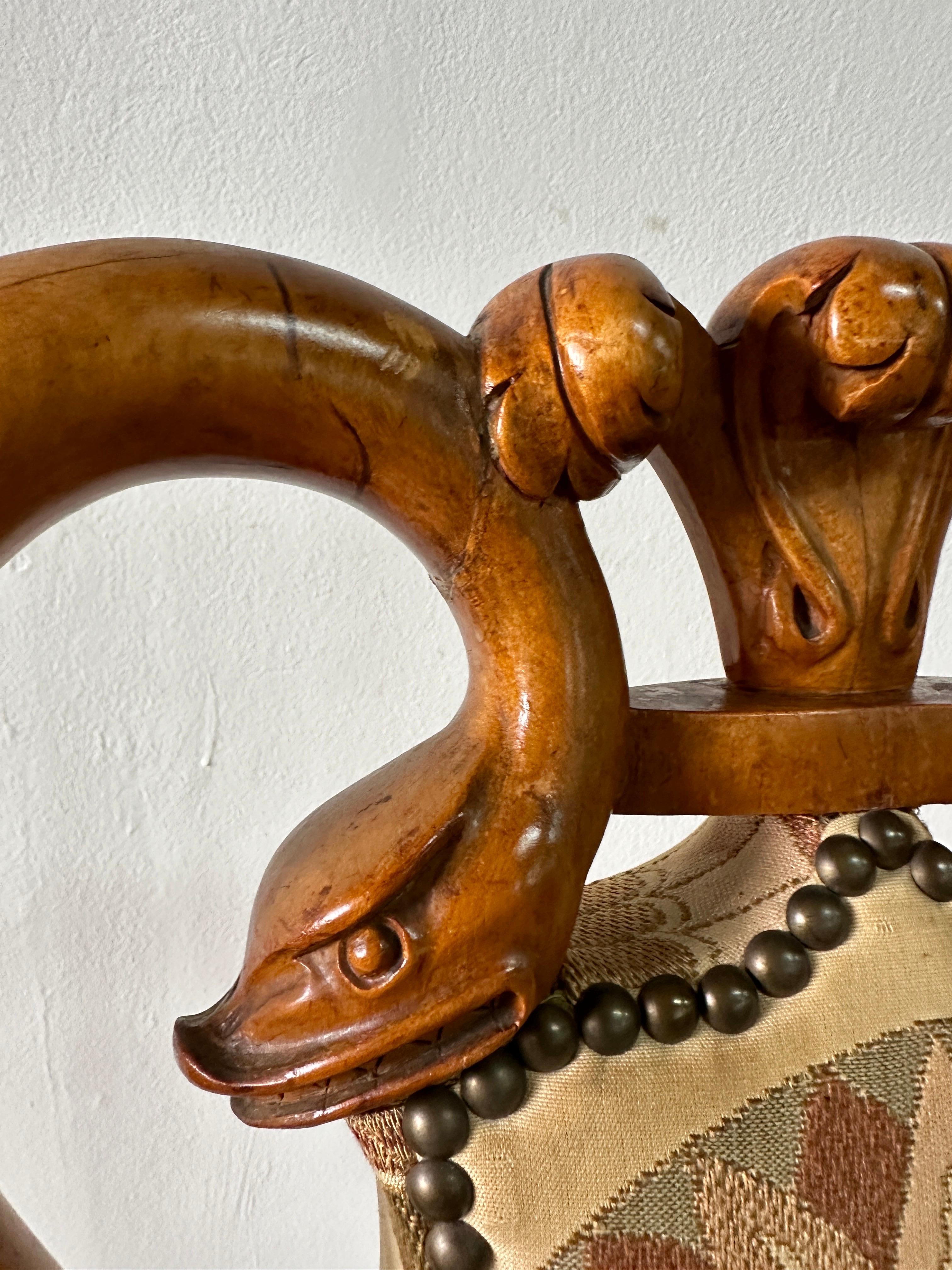 Paire de chaises d'appoint en bois sculpté et tissu d'origine, Black Forest Bon état - En vente à North Miami, FL