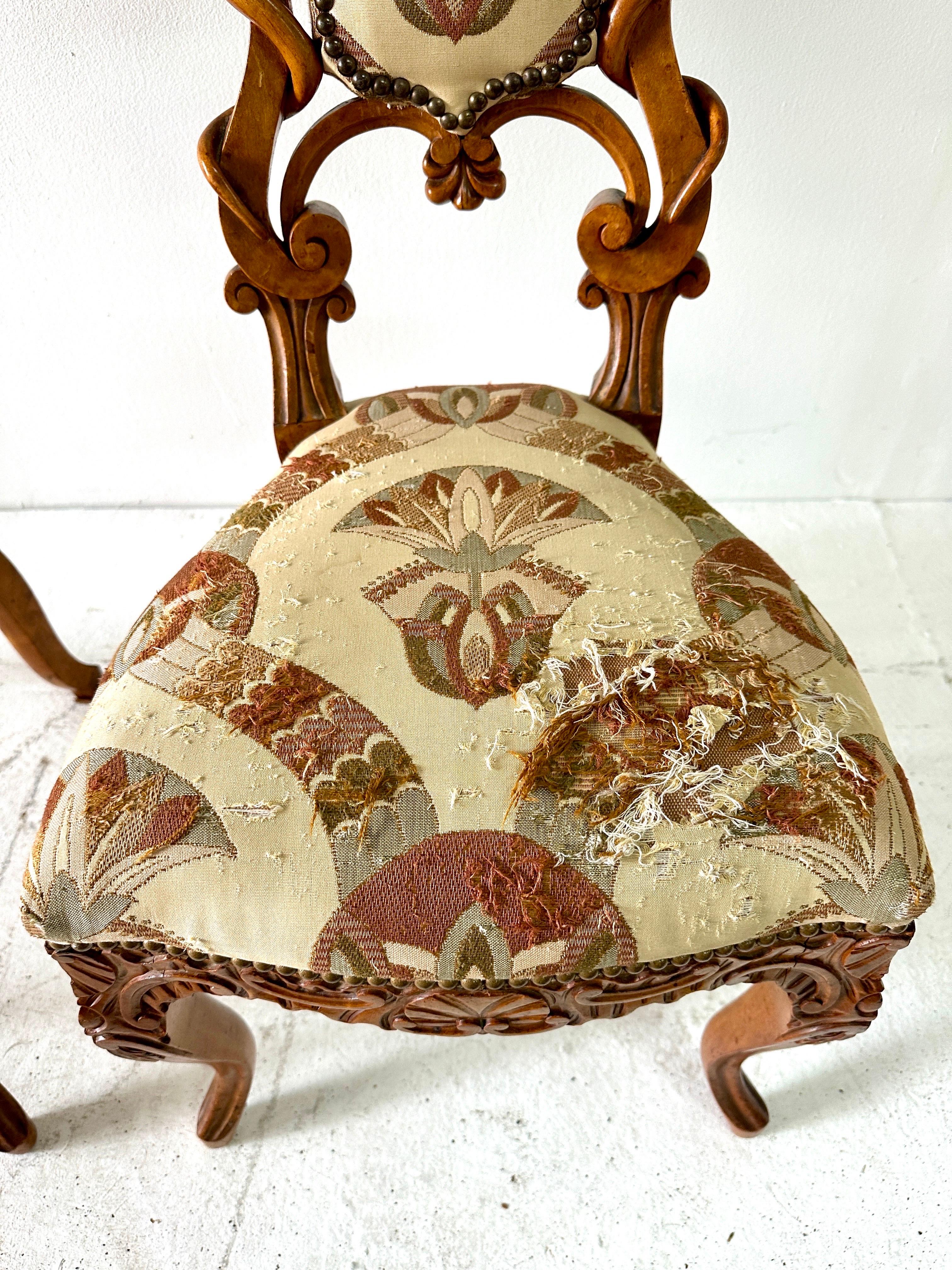 20ième siècle Paire de chaises d'appoint en bois sculpté et tissu d'origine, Black Forest en vente