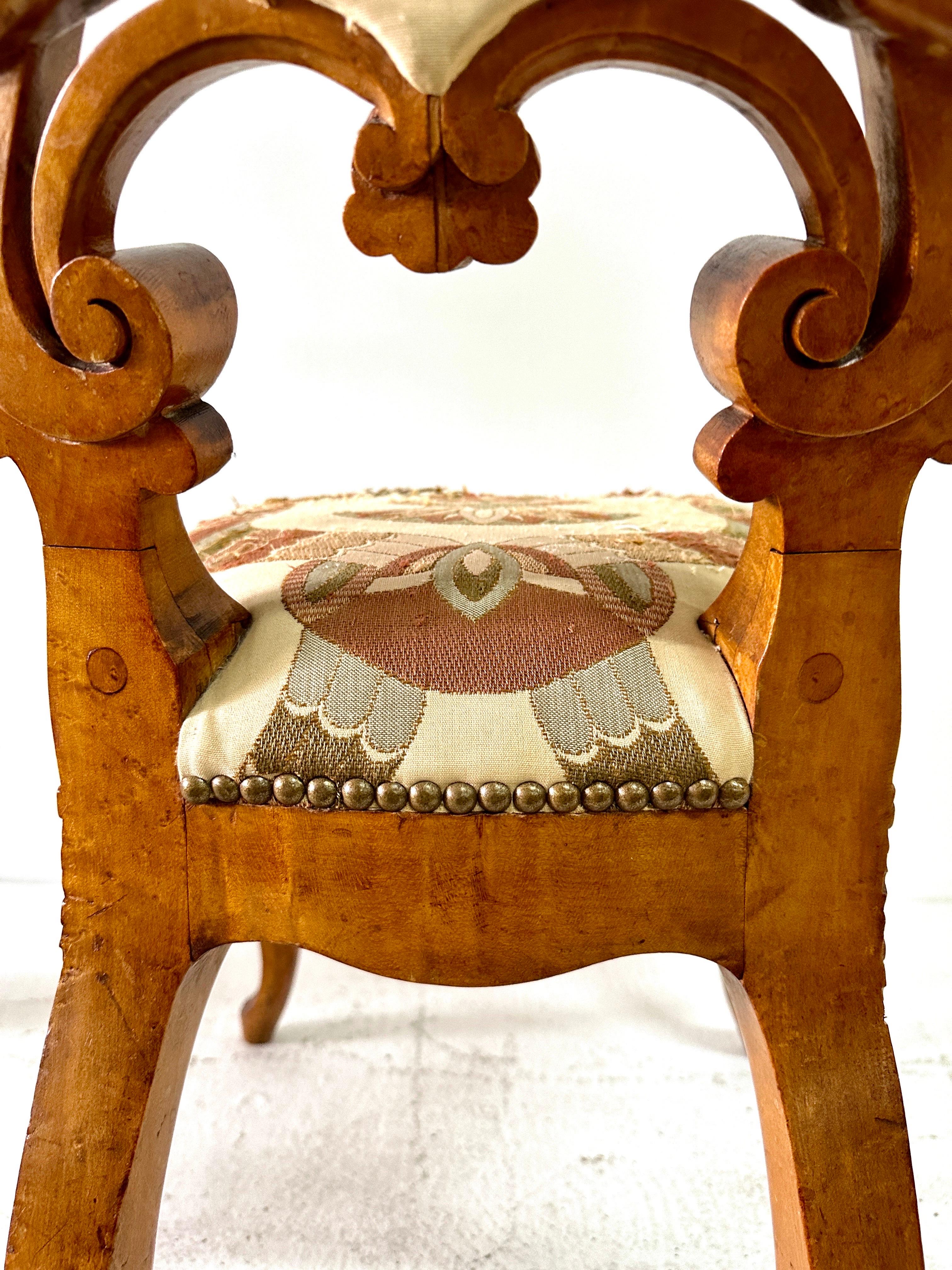 Paire de chaises d'appoint en bois sculpté et tissu d'origine, Black Forest en vente 1