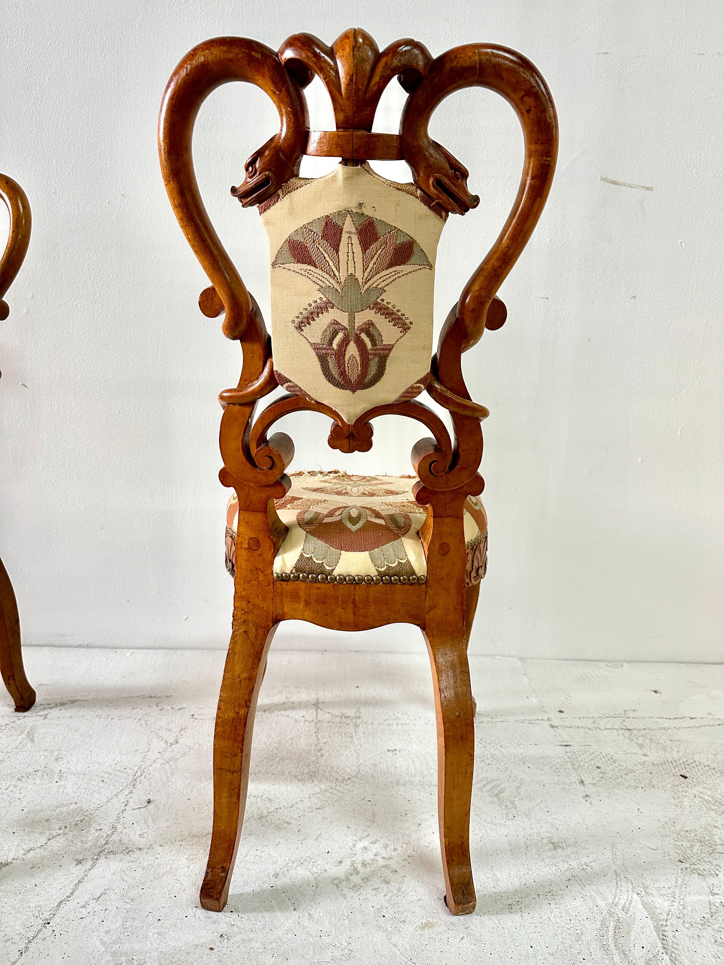 Paire de chaises d'appoint en bois sculpté et tissu d'origine, Black Forest en vente 2