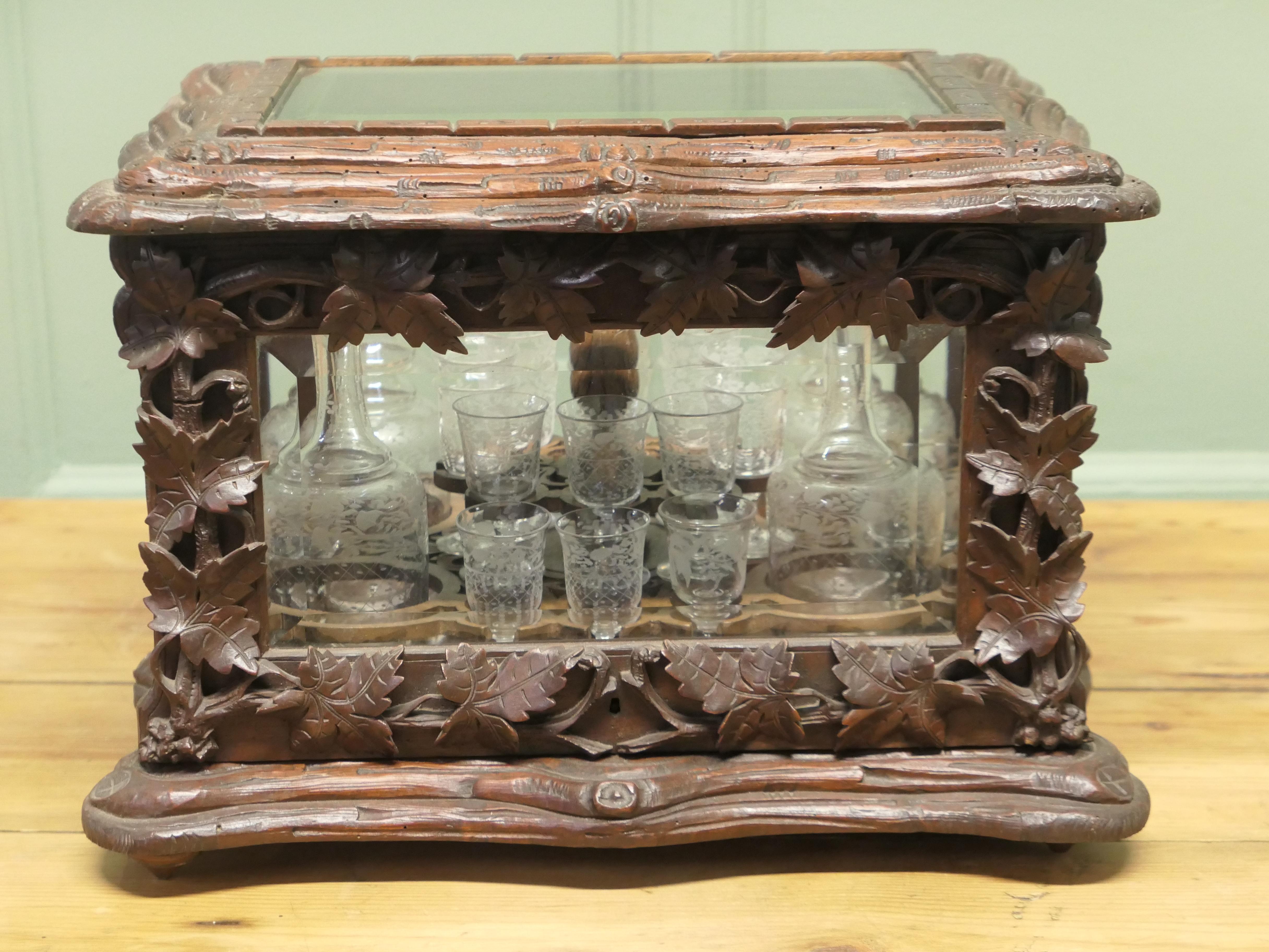Cave de Liqueur de la Forêt Noire 

Il s'agit d'un magnifique objet artisanal, un Tantale sculpté ou une Cave de Liqueur avec 4 carafes et 16 verres à liqueur.

L'armoire comporte des panneaux en verre biseauté sur la façade, l'arrière et les côtés,